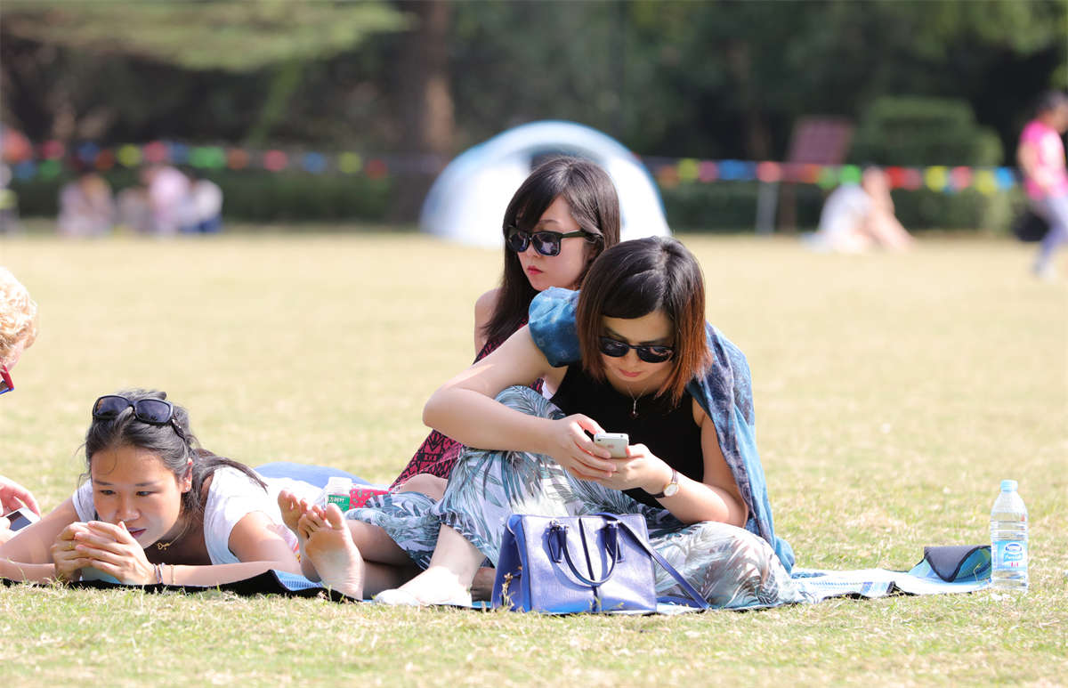 图片[2]-踏青公园街拍系列No.97 虽然有孩子，但绝对算的上是美女-日更街拍