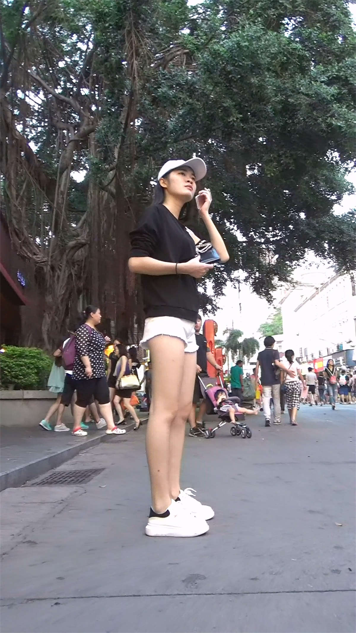 白短热裤苗条美腿鸭舌帽美女-日更街拍