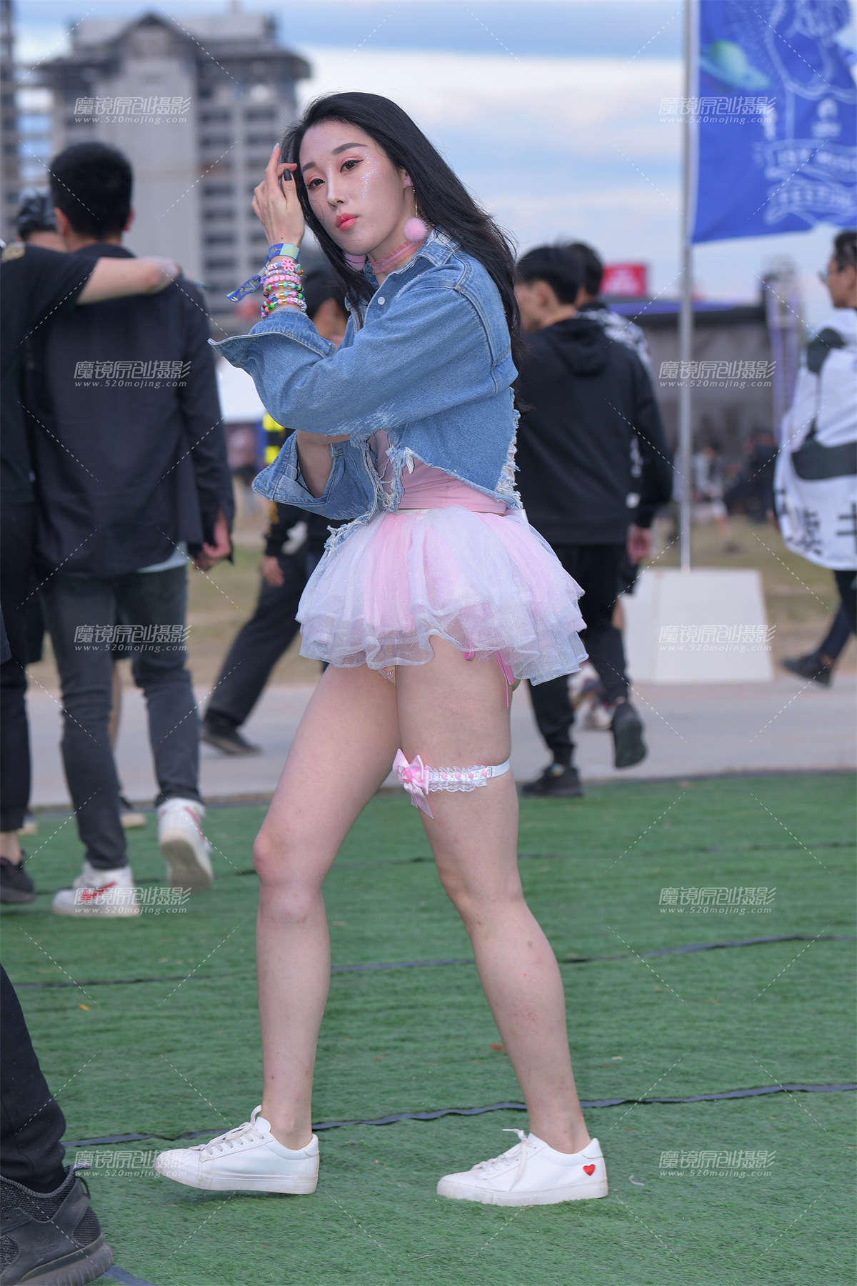 【街拍之魂赛帖】吃东西的大长腿-日更街拍