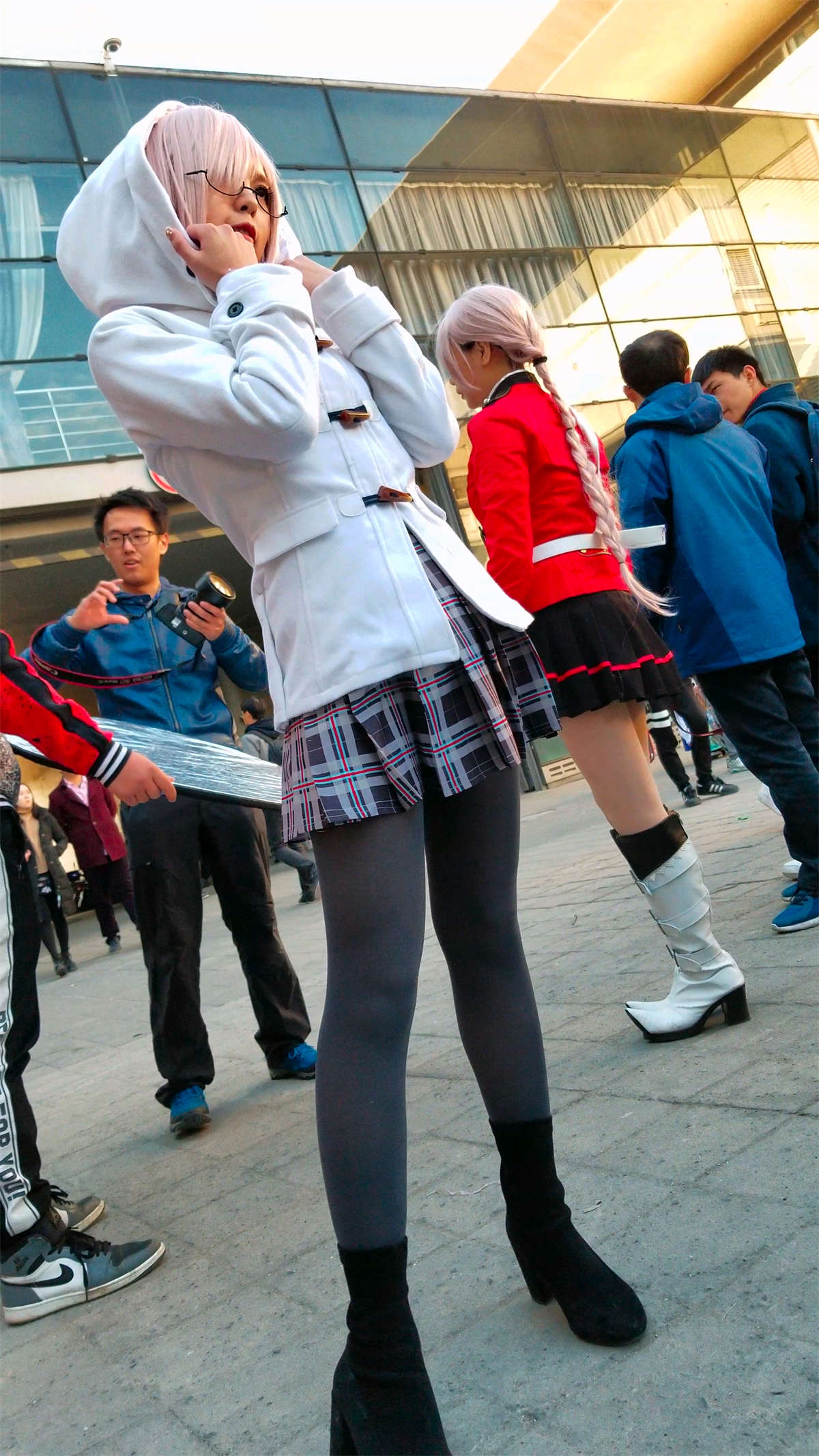 白发短裙卫衣cosplay的二次元美少女-日更街拍