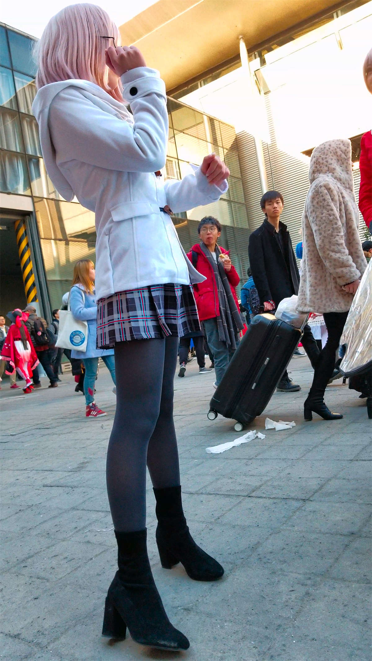 图片[2]-白发短裙卫衣cosplay的二次元美少女-日更街拍