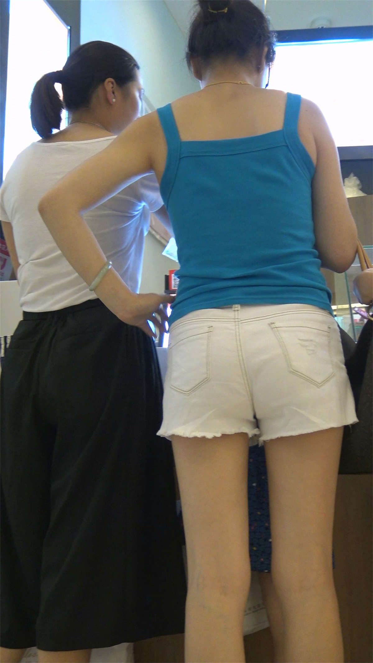 图片[2]-买鸡腿的两对母女-日更街拍