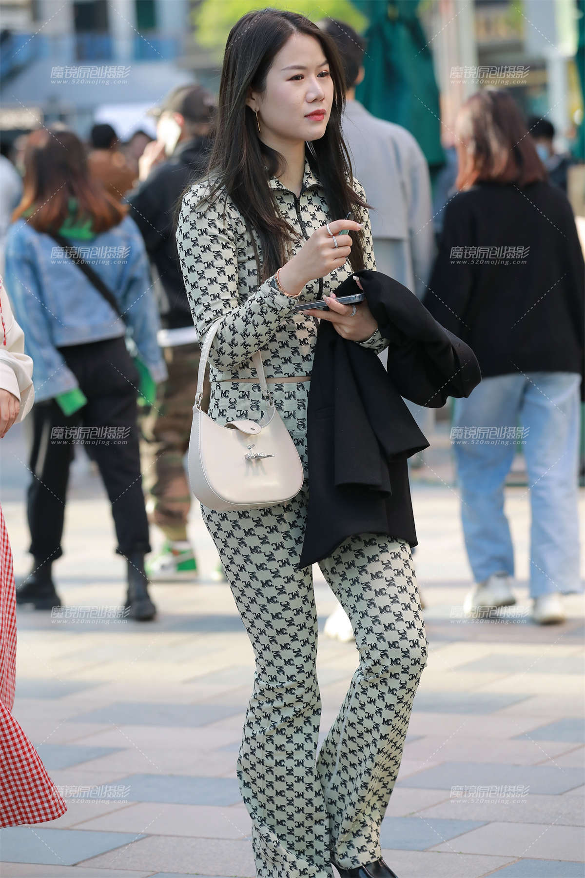 图片[2]-【玻璃街拍】性感瑜伽裤小姐姐-日更街拍