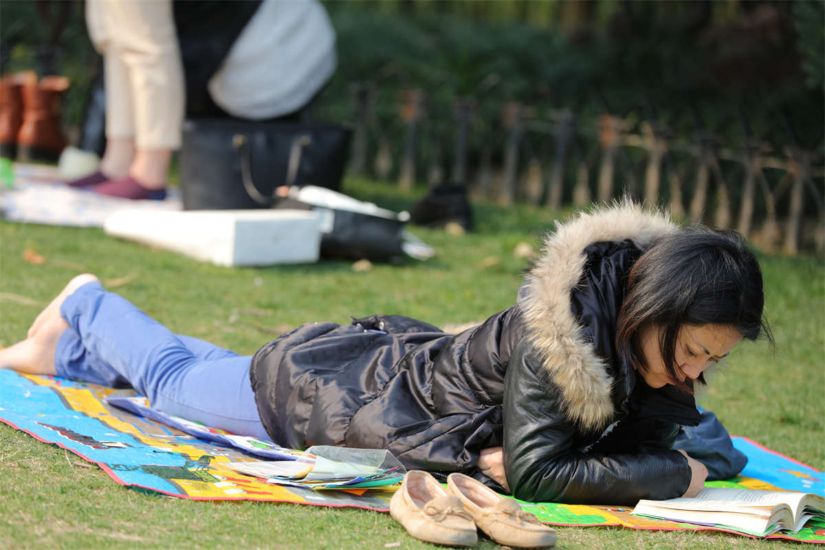 图片[2]-踏青公园街拍系列No.1157 上身还裹着冬装，丝足已迫不及待露出-日更街拍