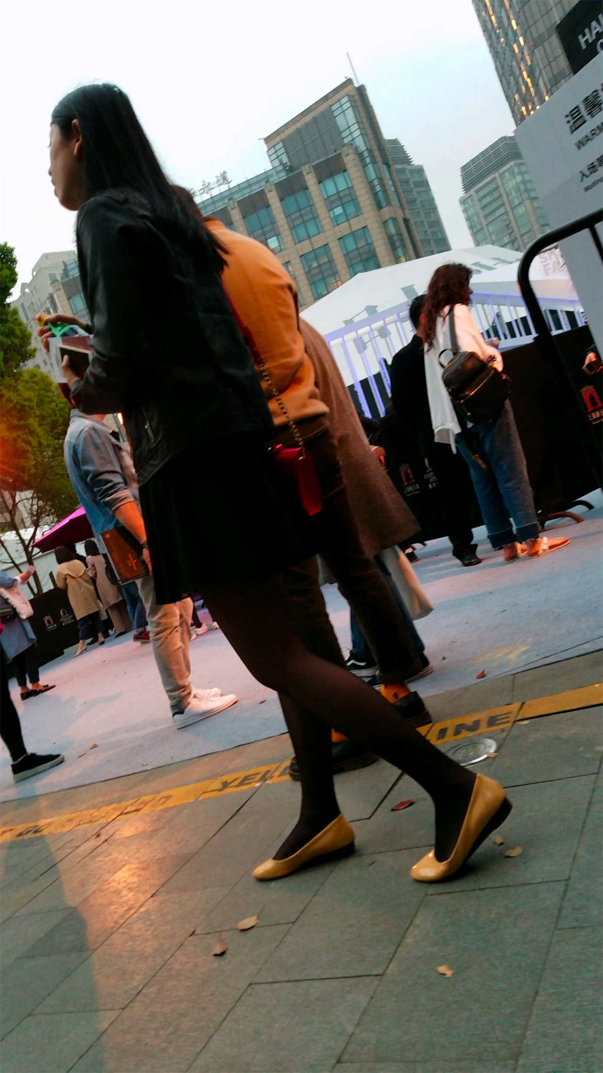 图片[2]-皮夹克黑裙黑丝美腿美女-日更街拍