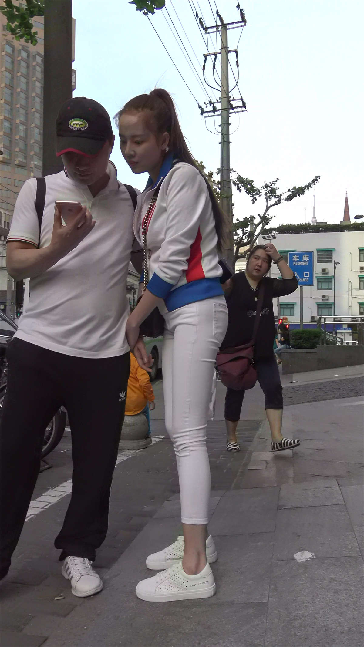 图片[2]-清新脱俗街拍紧身白裤马尾辫姑娘-日更街拍