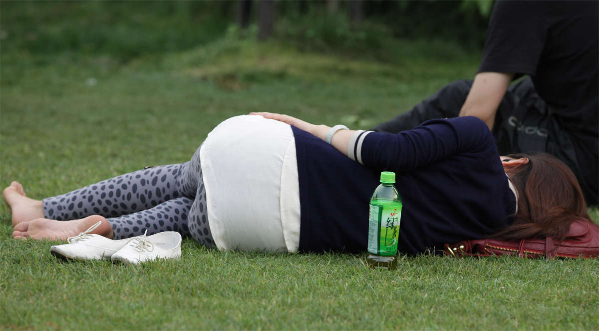 图片[2]-踏青公园街拍系列No.1375 又到草坪丰收日，非人美足靓不发-日更街拍