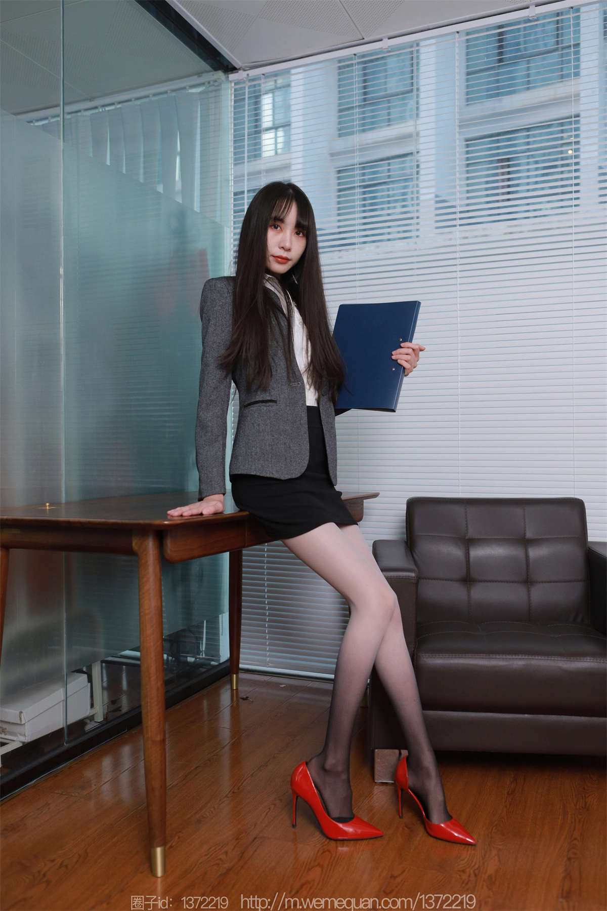 IESS异思趣向 2023.03.12 丝享家1388：团团 黑白灰渐变-日更街拍