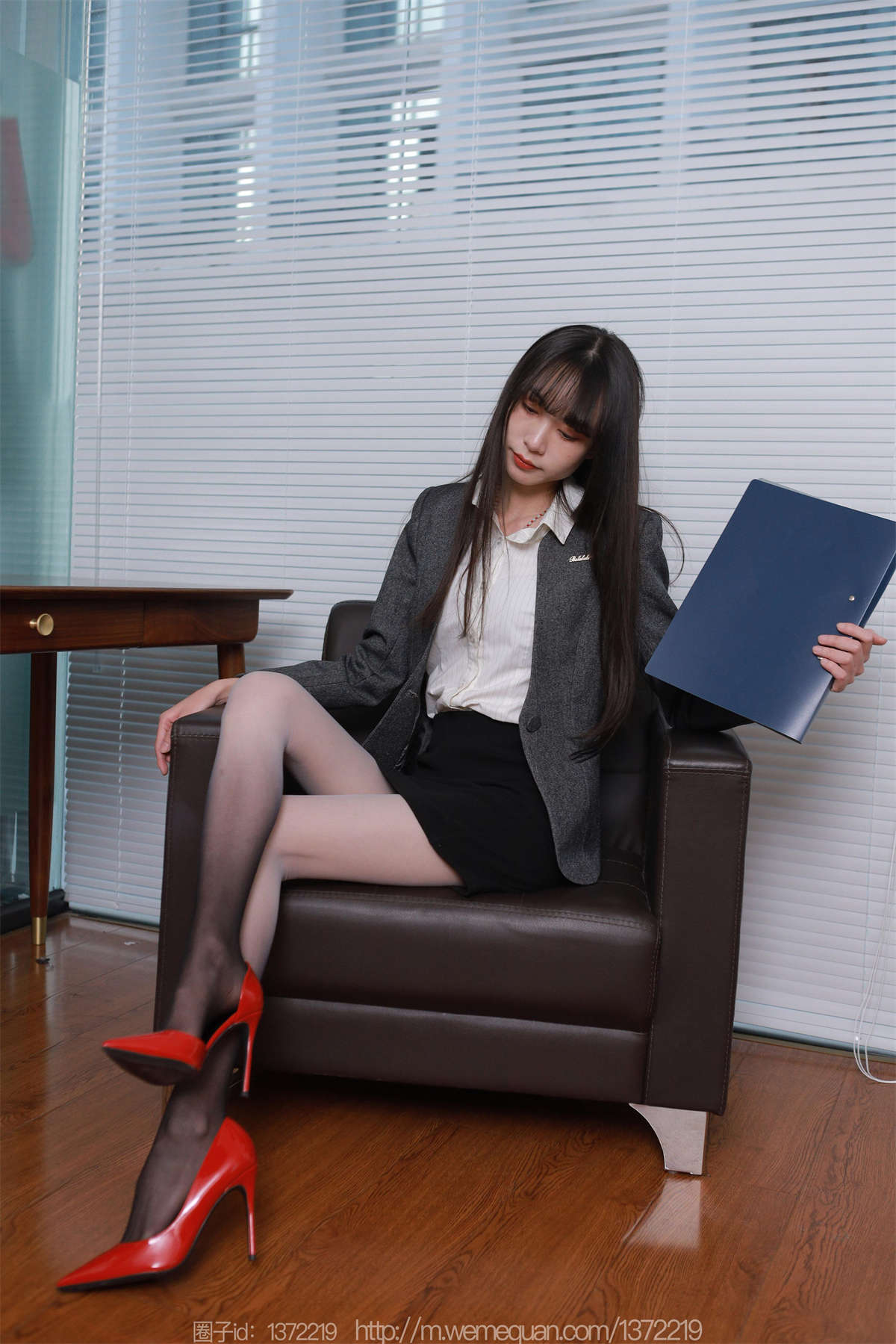 图片[2]-IESS异思趣向 2023.03.12 丝享家1388：团团 黑白灰渐变-日更街拍