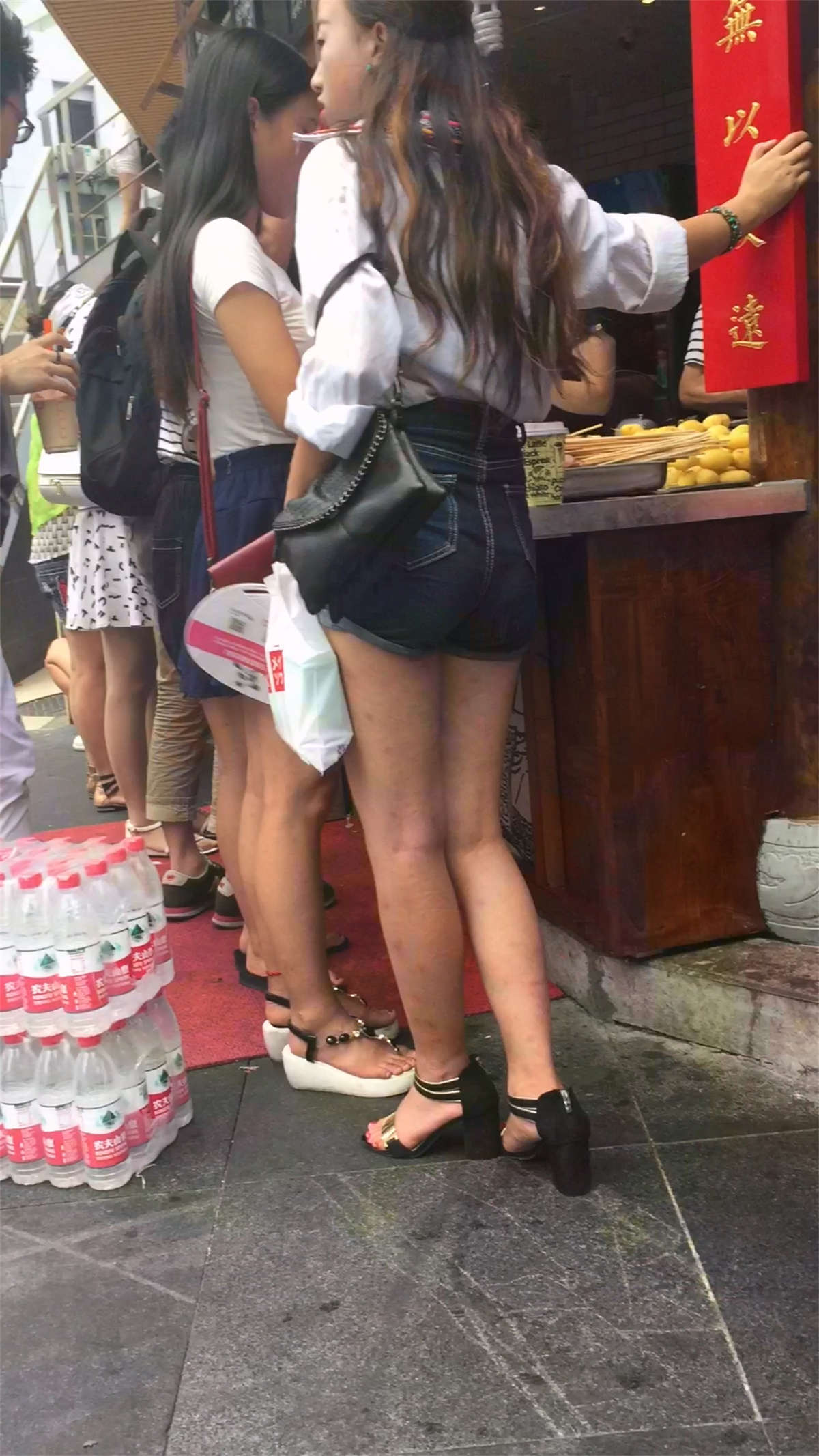 图片[2]-白衬衫高腰牛仔热裤饱满三角区极品美女-日更街拍
