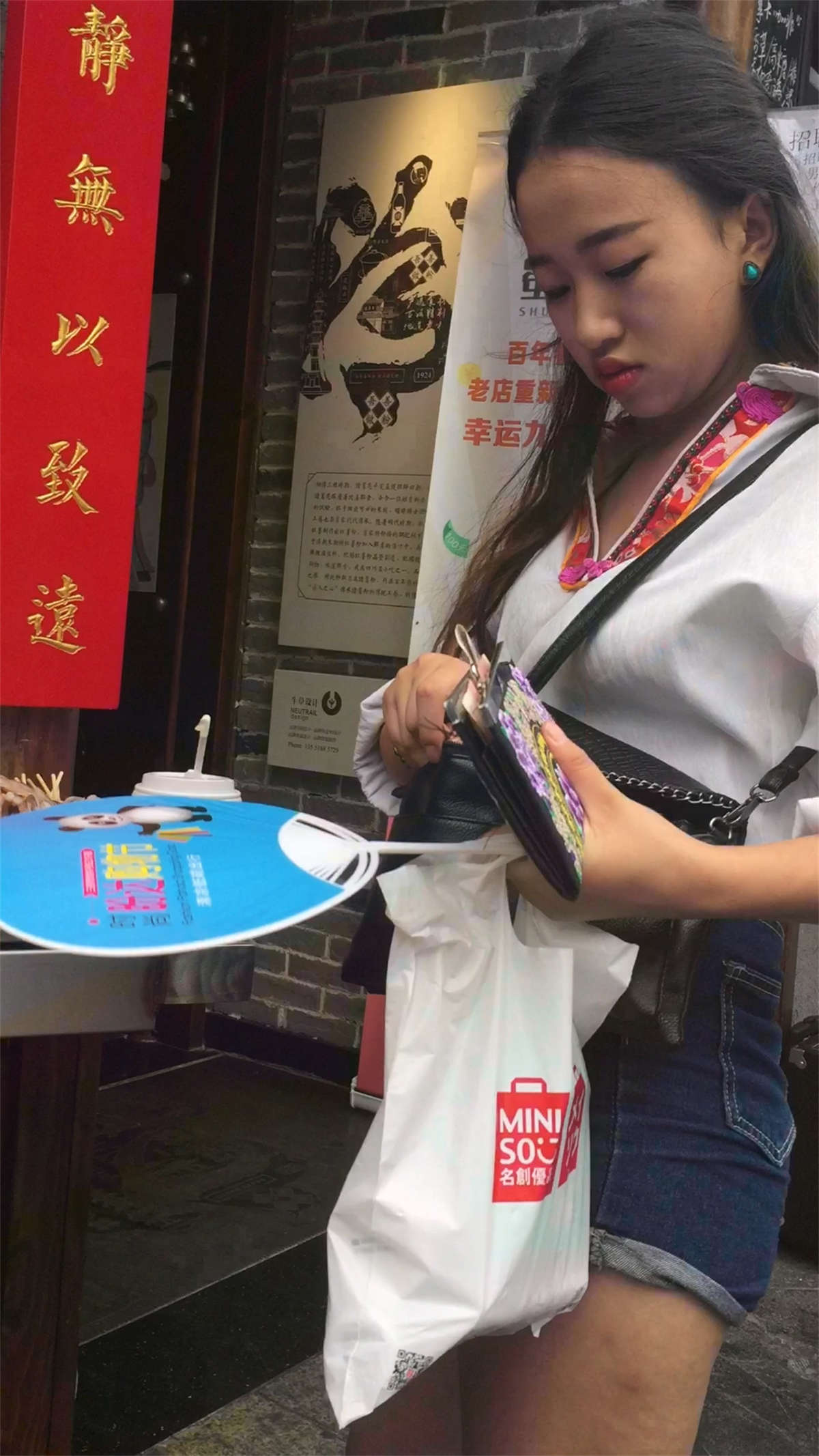 白衬衫高腰牛仔热裤饱满三角区极品美女-日更街拍