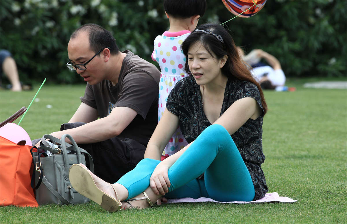 图片[2]-踏青公园街拍系列No.98 提夫尼蓝配红色，简直是绝配-日更街拍