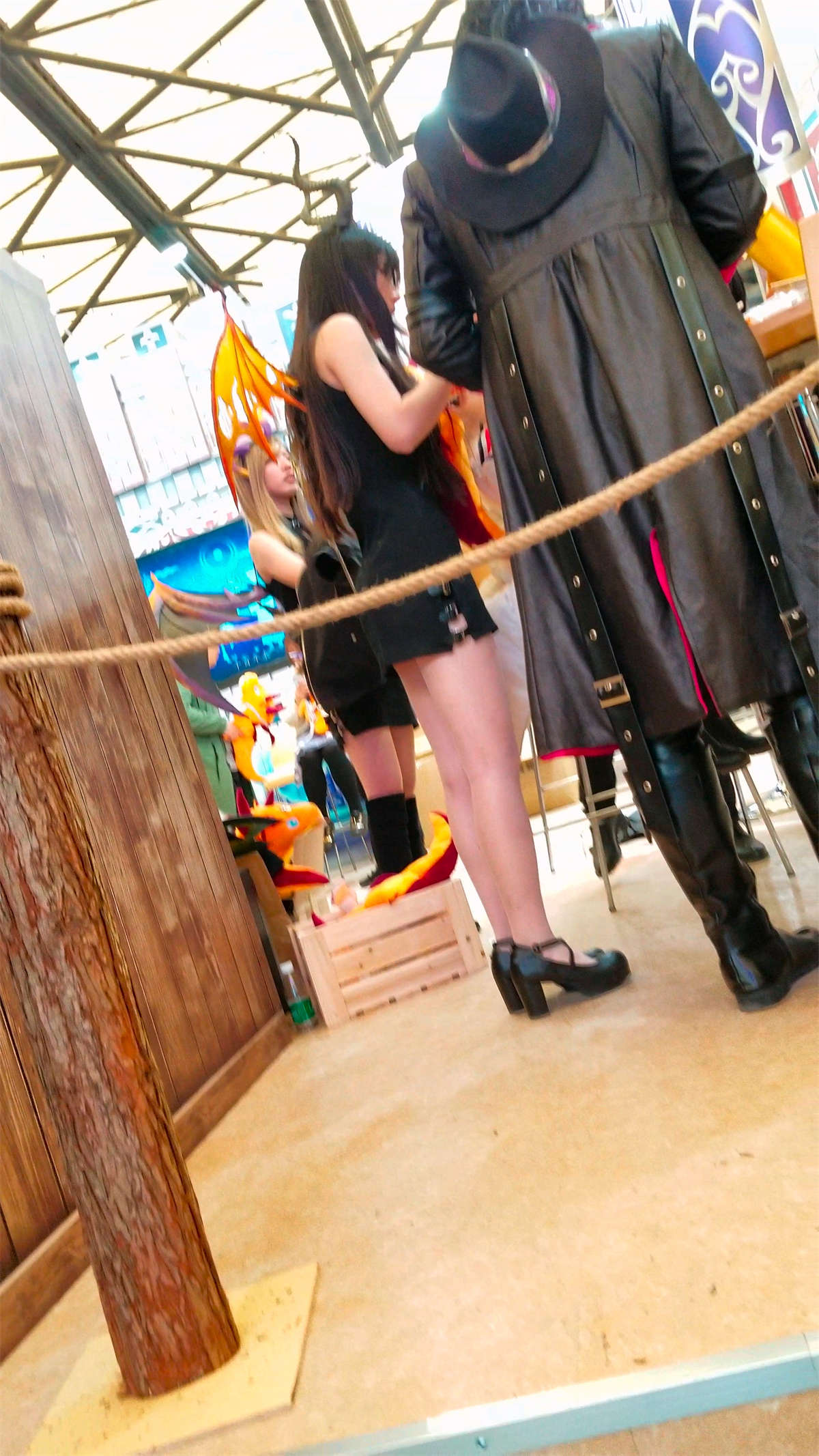 超性感包臀裙cosplay的二次元少女-日更街拍