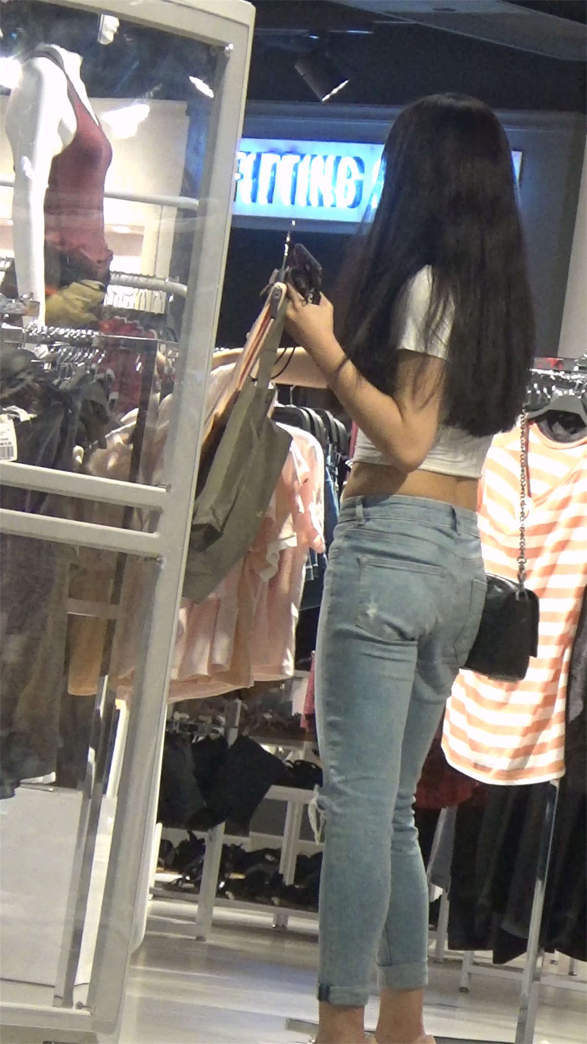 买衣服的蓝色紧身牛仔时尚美女-日更街拍