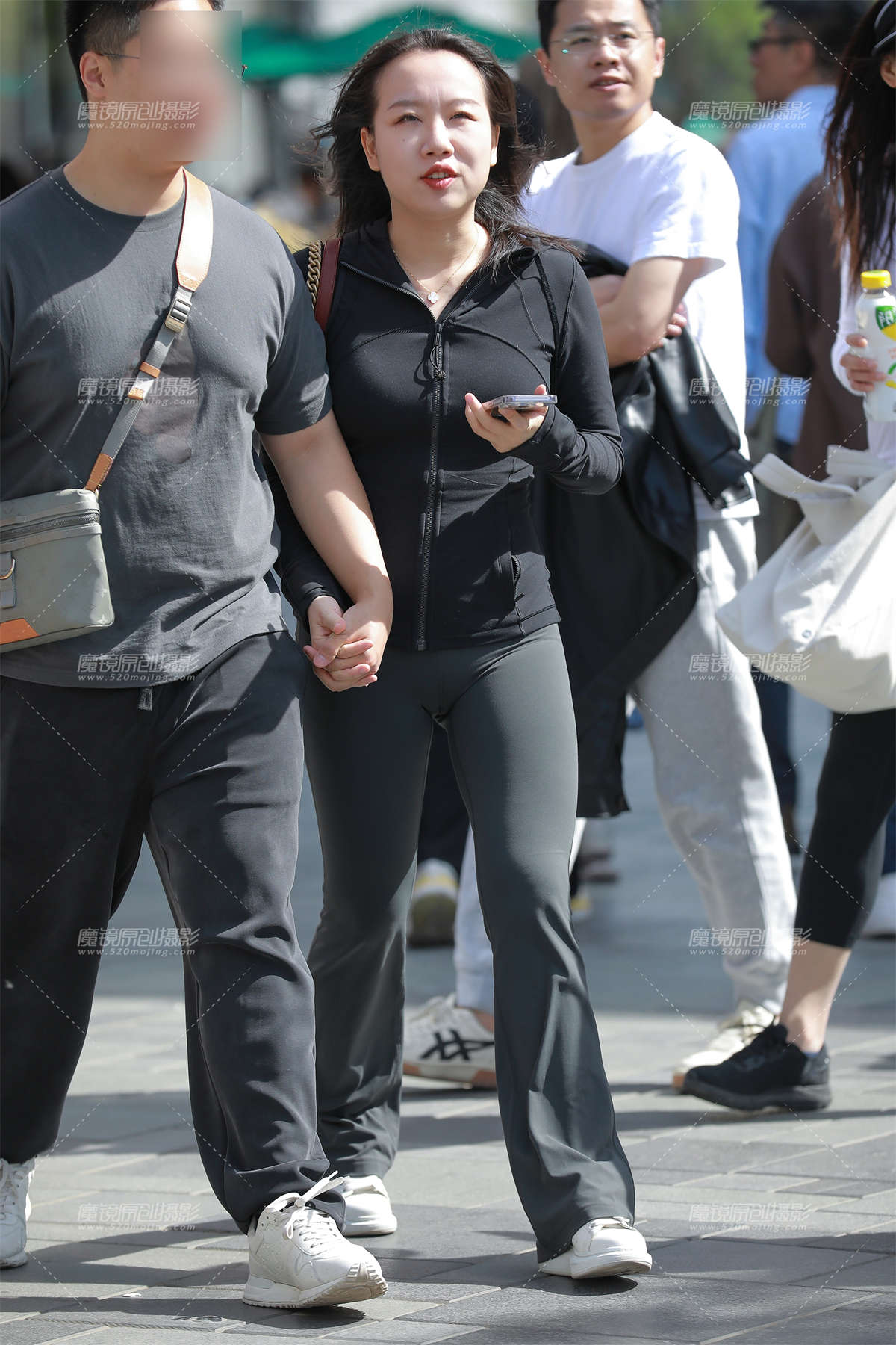 图片[2]-【玻璃街拍】瑜伽裤性感女友-日更街拍