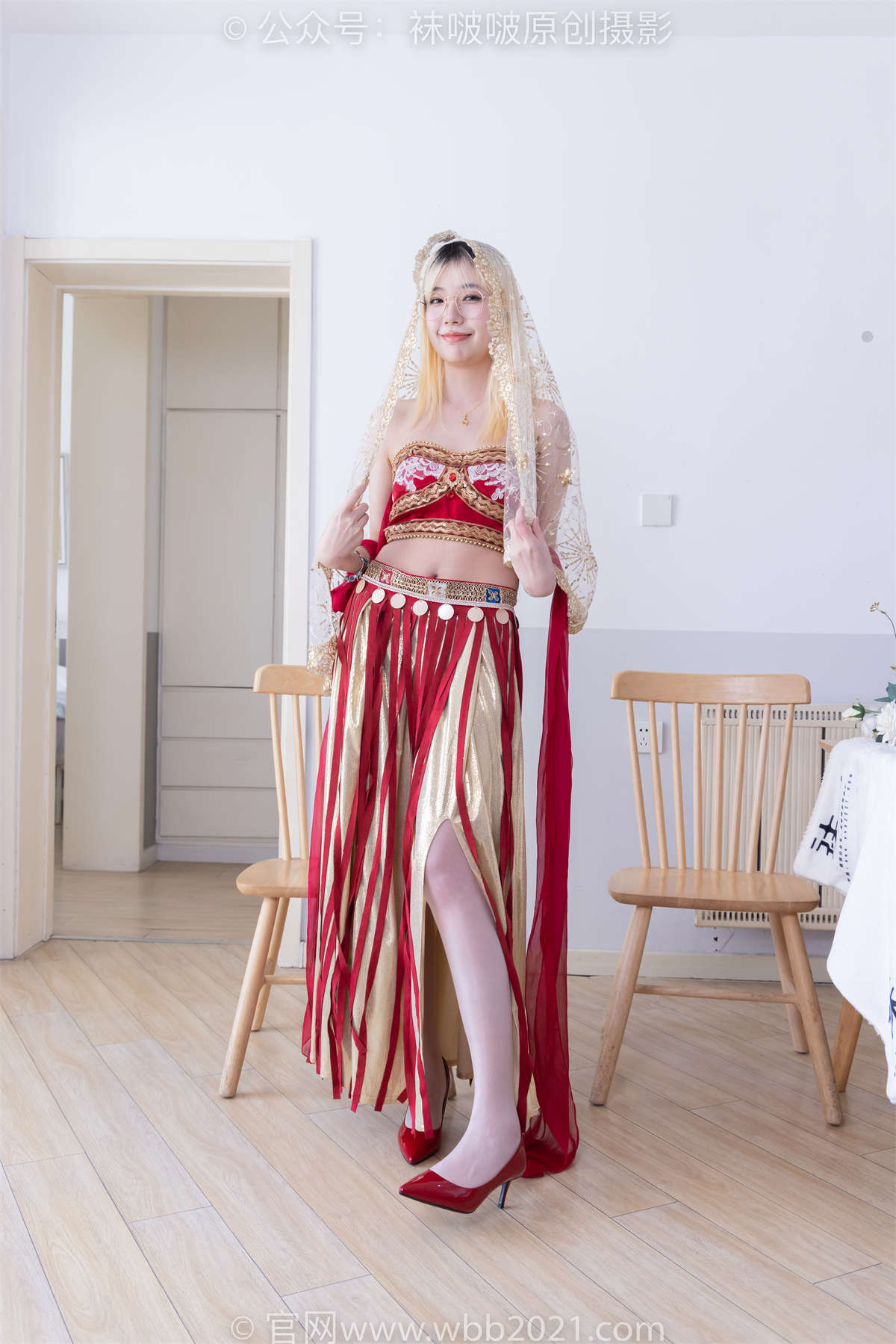 袜啵啵 No.540 小甜豆-高跟鞋、油亮薄白丝（脚尖透明款）花絮版-日更街拍