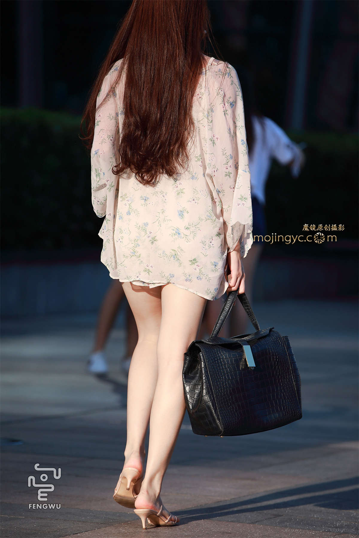 图片[2]-短裤，美腿，美女-日更街拍