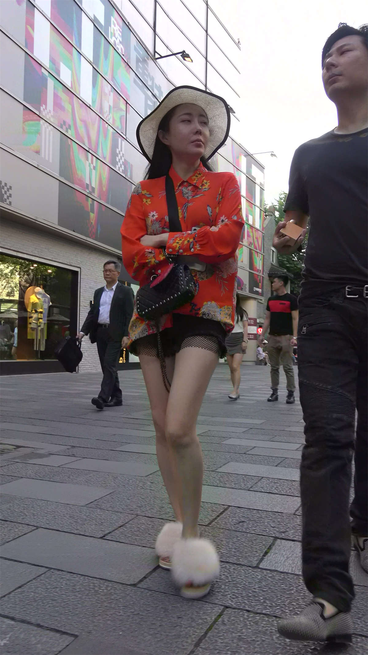 橙色花衣服太阳帽漂亮美女姐姐-日更街拍