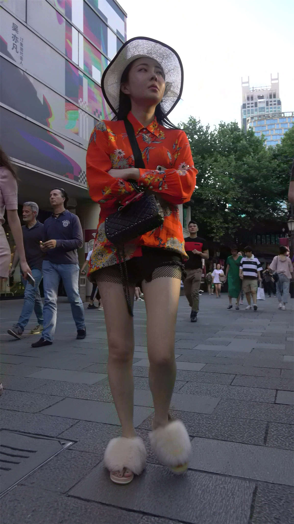 图片[2]-橙色花衣服太阳帽漂亮美女姐姐-日更街拍