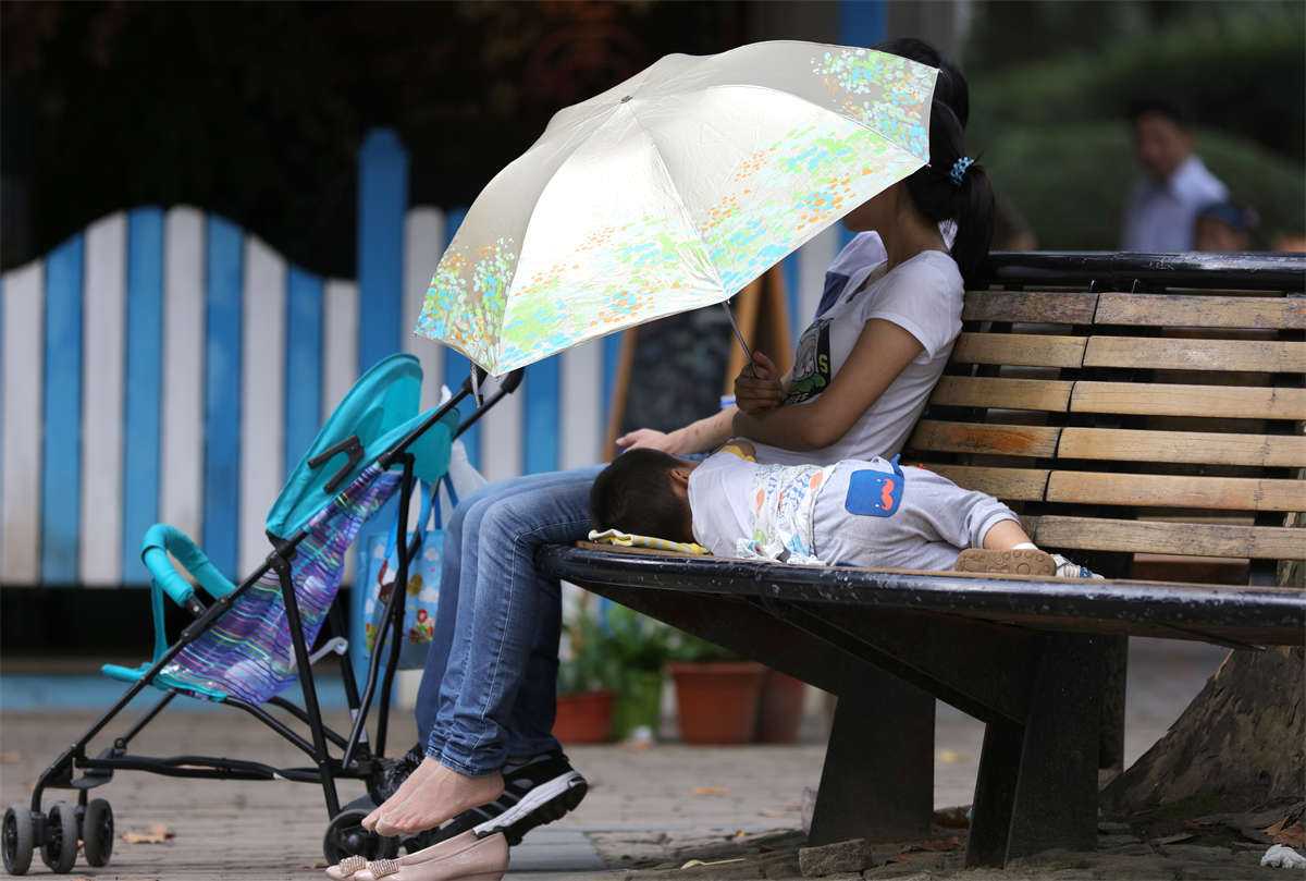 踏青公园街拍系列No.1158 丝全透明，一只抽了丝，一只穿反了-日更街拍