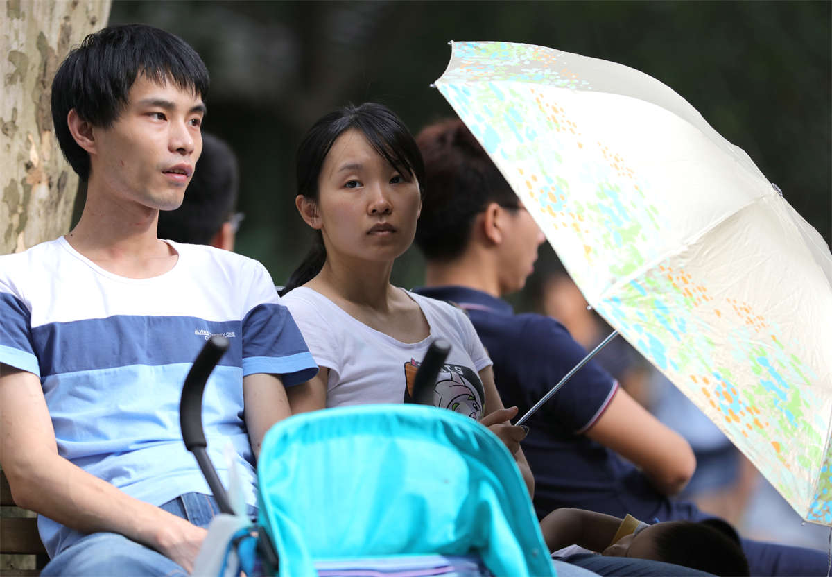 图片[2]-踏青公园街拍系列No.1158 丝全透明，一只抽了丝，一只穿反了-日更街拍