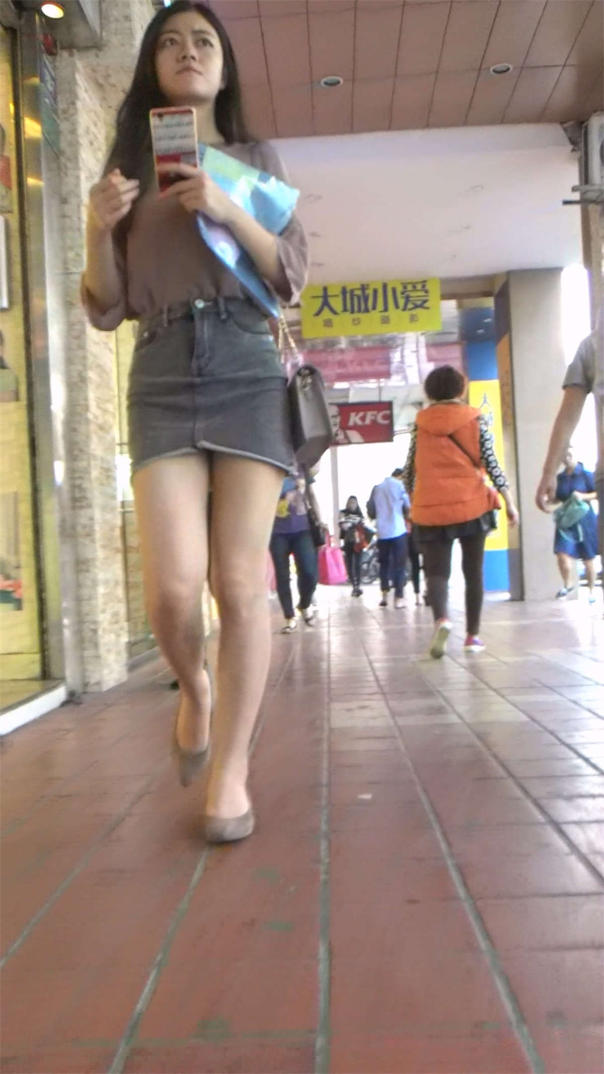 图片[2]-高颜值美腿牛仔裙美女姐姐-日更街拍