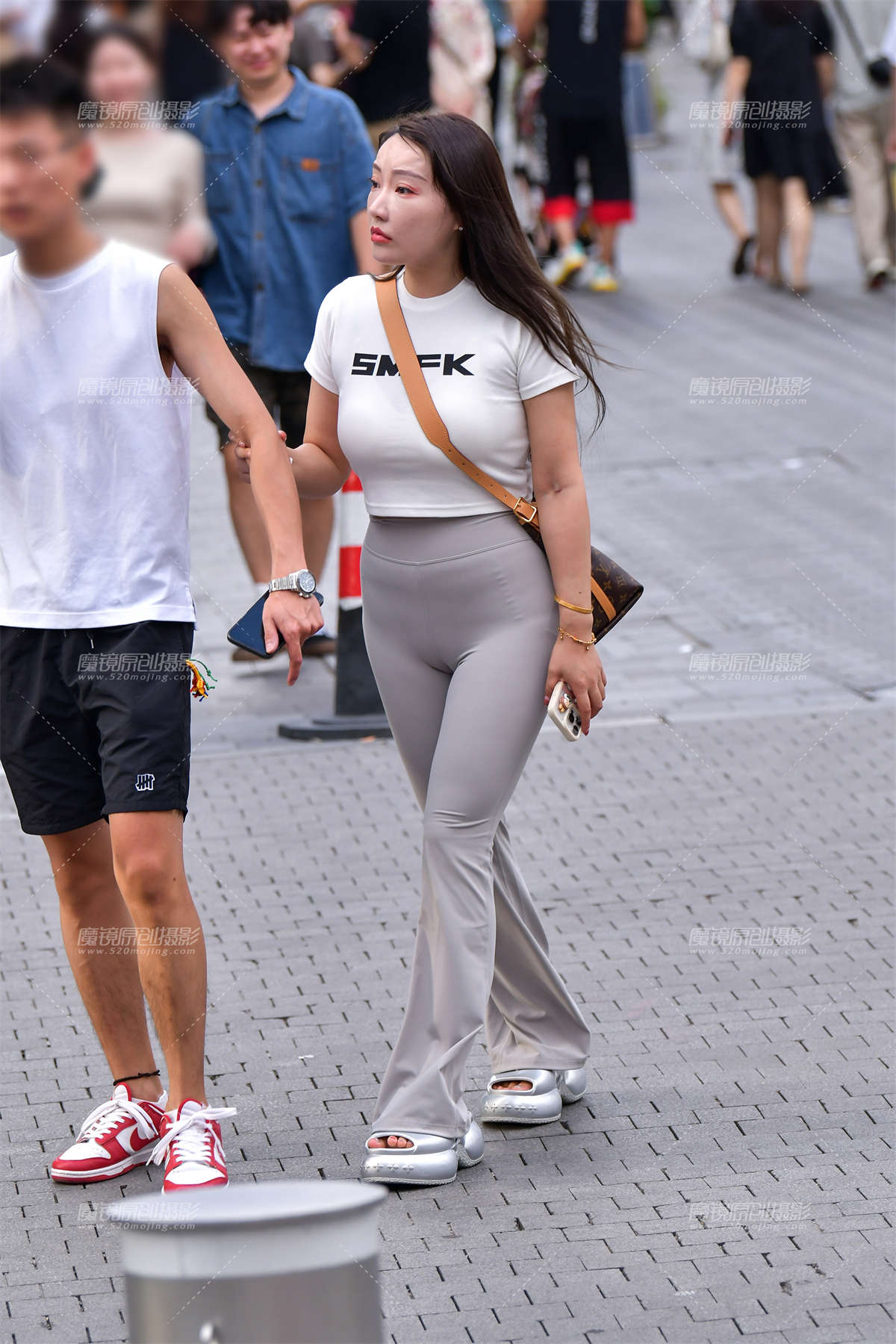 ★微丰腴浅色紧身裤美女-日更街拍