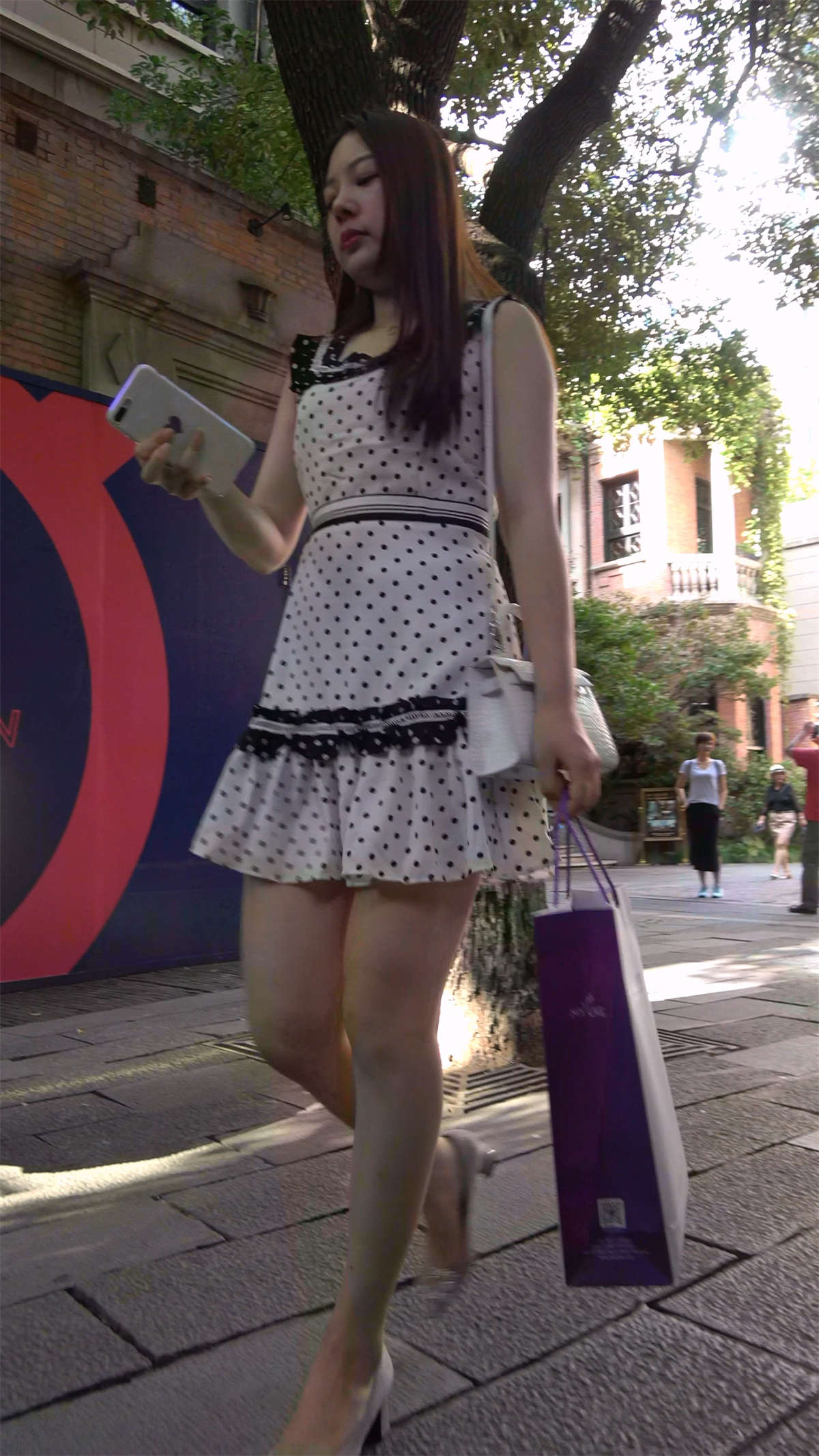 图片[2]-斑点连衣裙美女-日更街拍