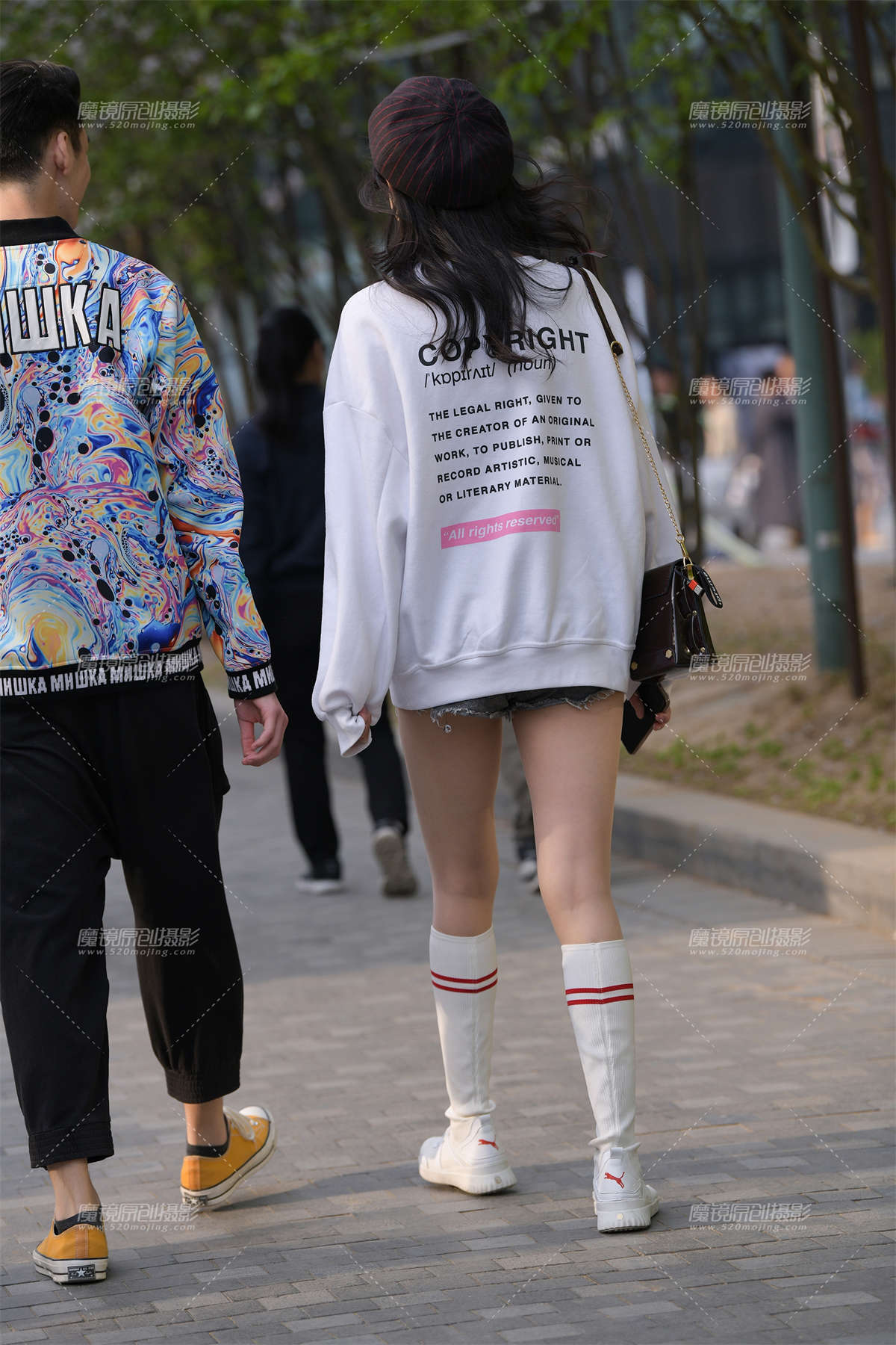 图片[2]-【街拍之魂赛帖】热裤丝袜长腿妹儿-日更街拍