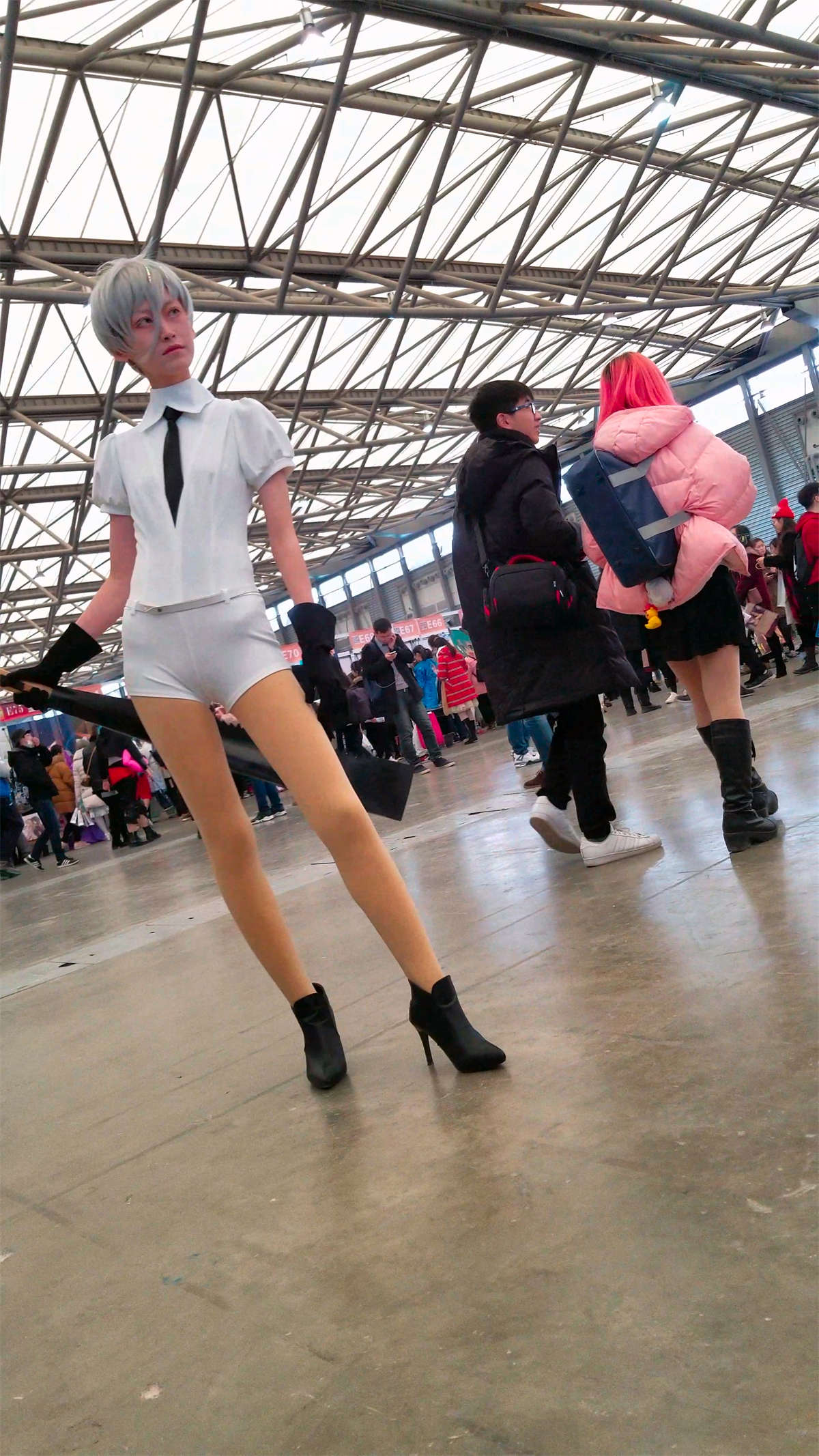 图片[2]-短裤长腿高跟丝袜cosplay的美少女-日更街拍