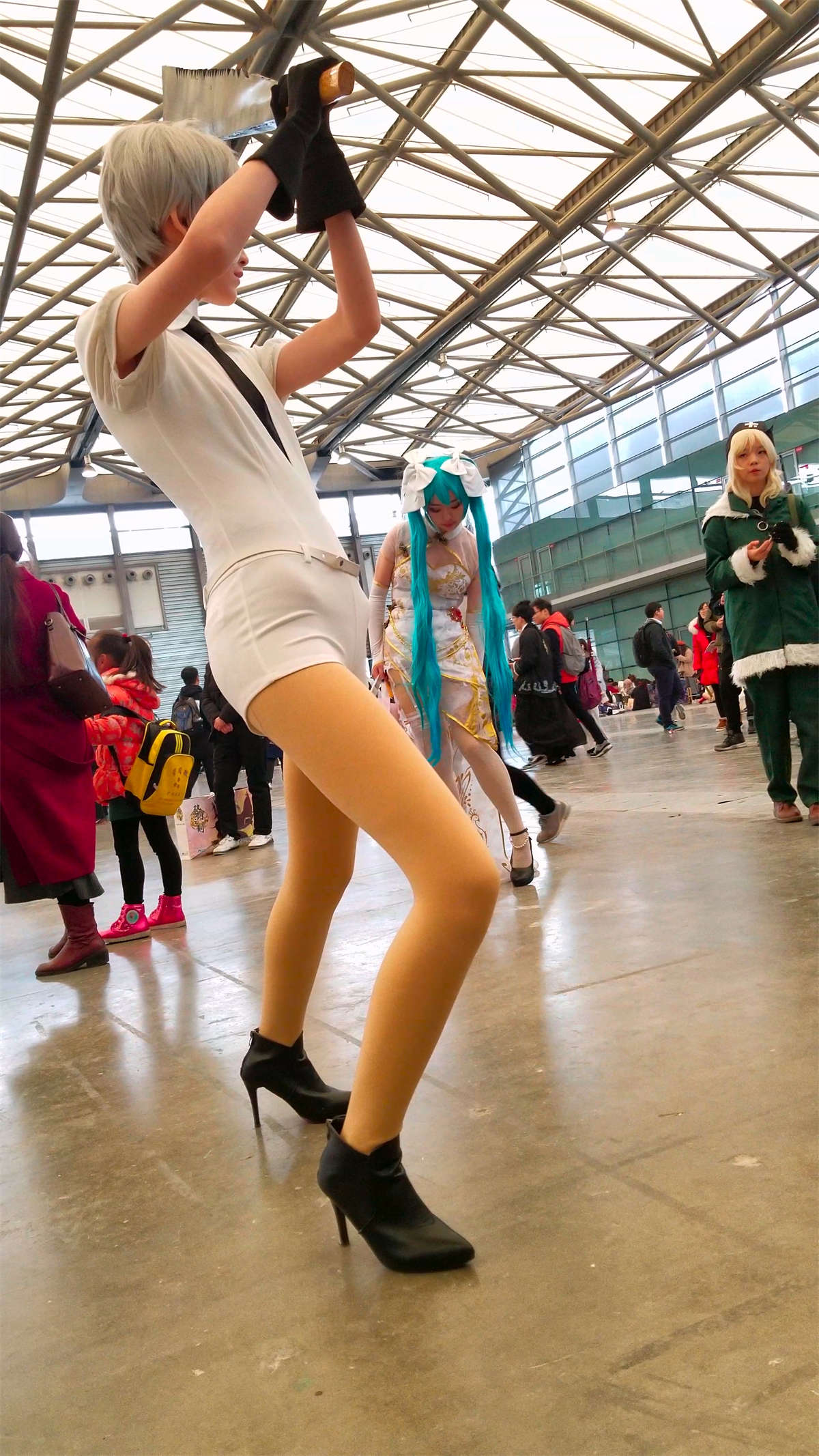 短裤长腿高跟丝袜cosplay的美少女-日更街拍