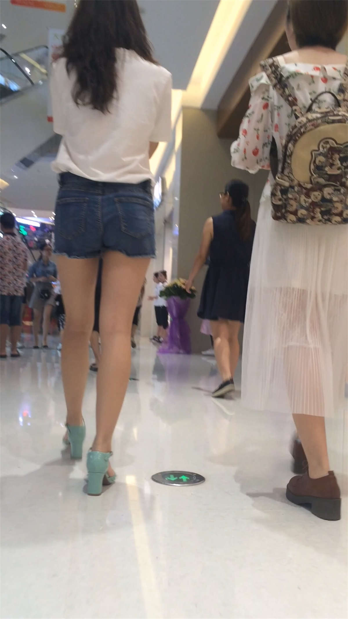 蓝色牛仔短裤极品白皙长腿美女-日更街拍