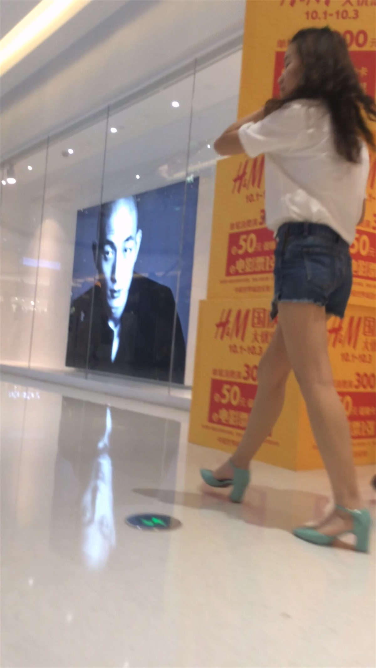 图片[2]-蓝色牛仔短裤极品白皙长腿美女-日更街拍