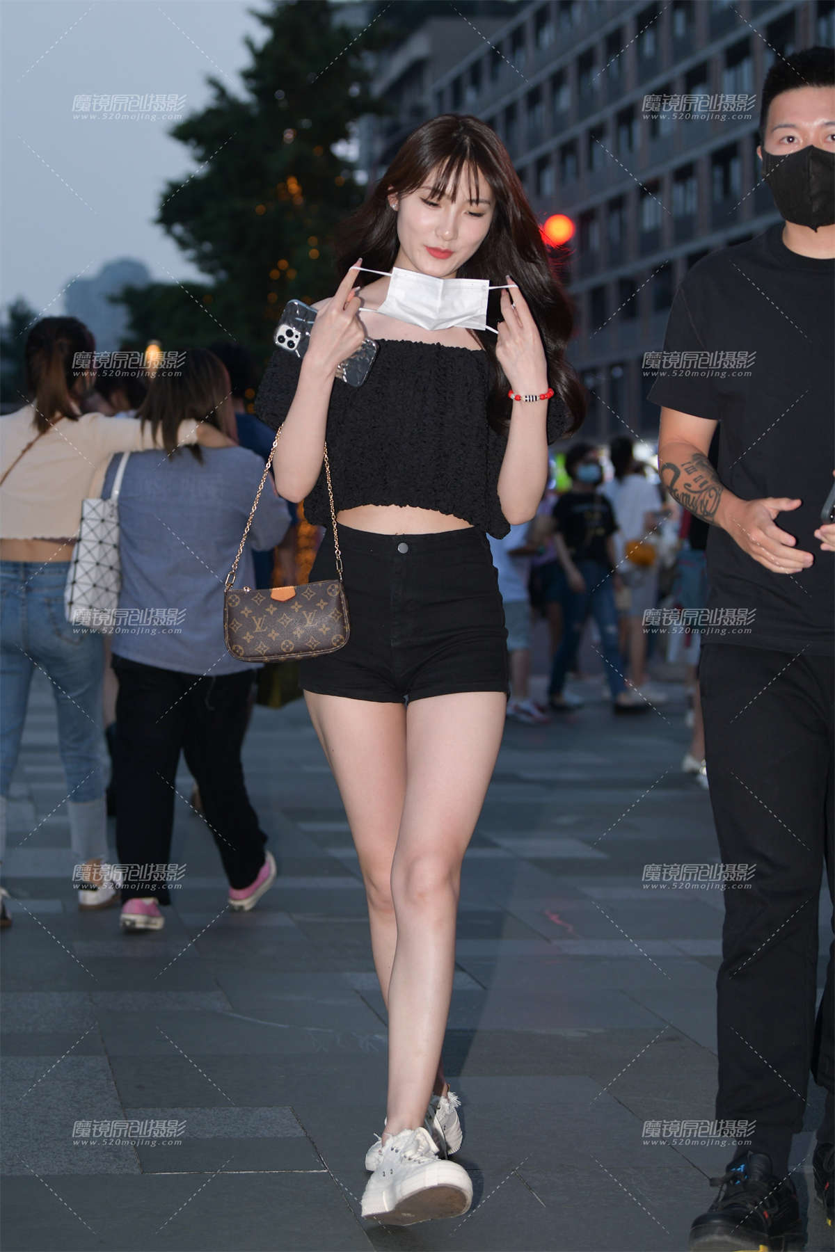 热裤大白腿小姐姐-日更街拍