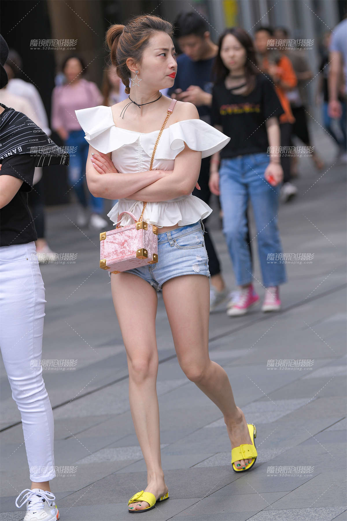 性感热裤大白腿小月牙-日更街拍