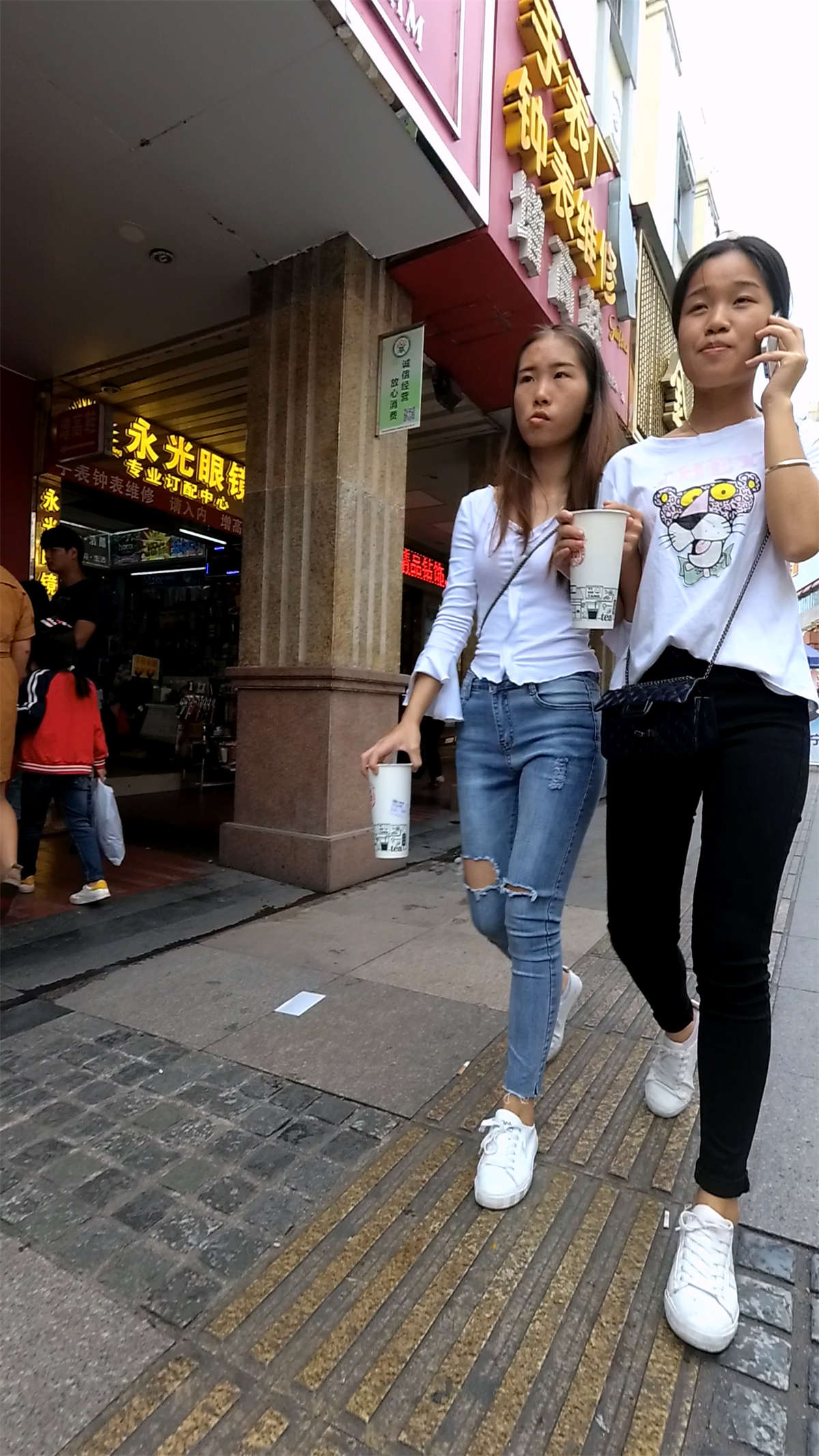 超紧身牛仔裤美女-日更街拍