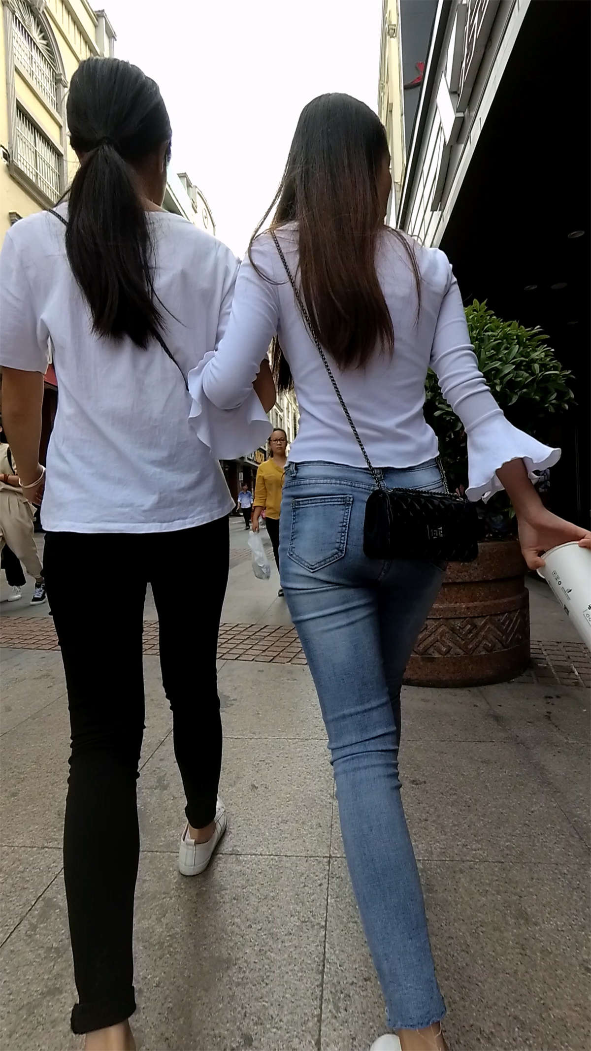 图片[2]-超紧身牛仔裤美女-日更街拍