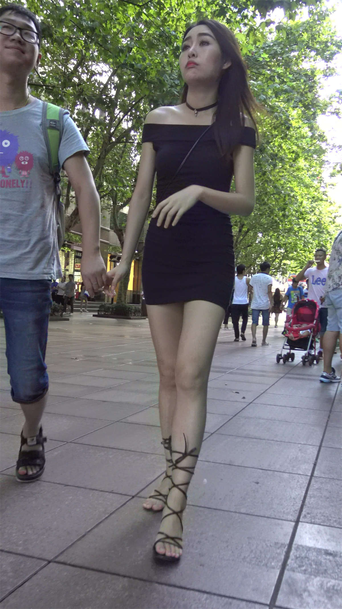 高贵气质短裙美腿街拍美女-日更街拍