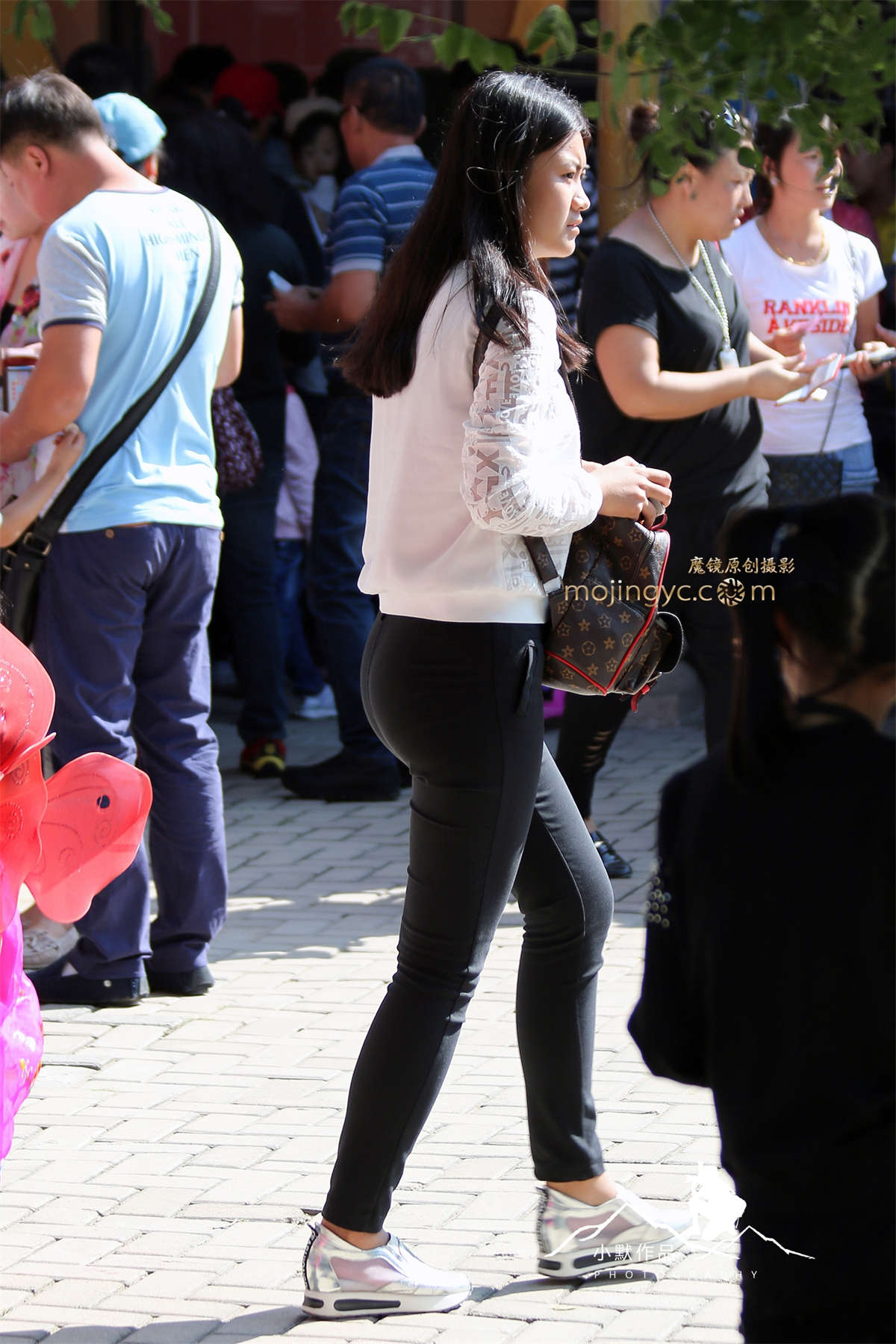 第806篇★黑裤，翘臀★-11P-日更街拍