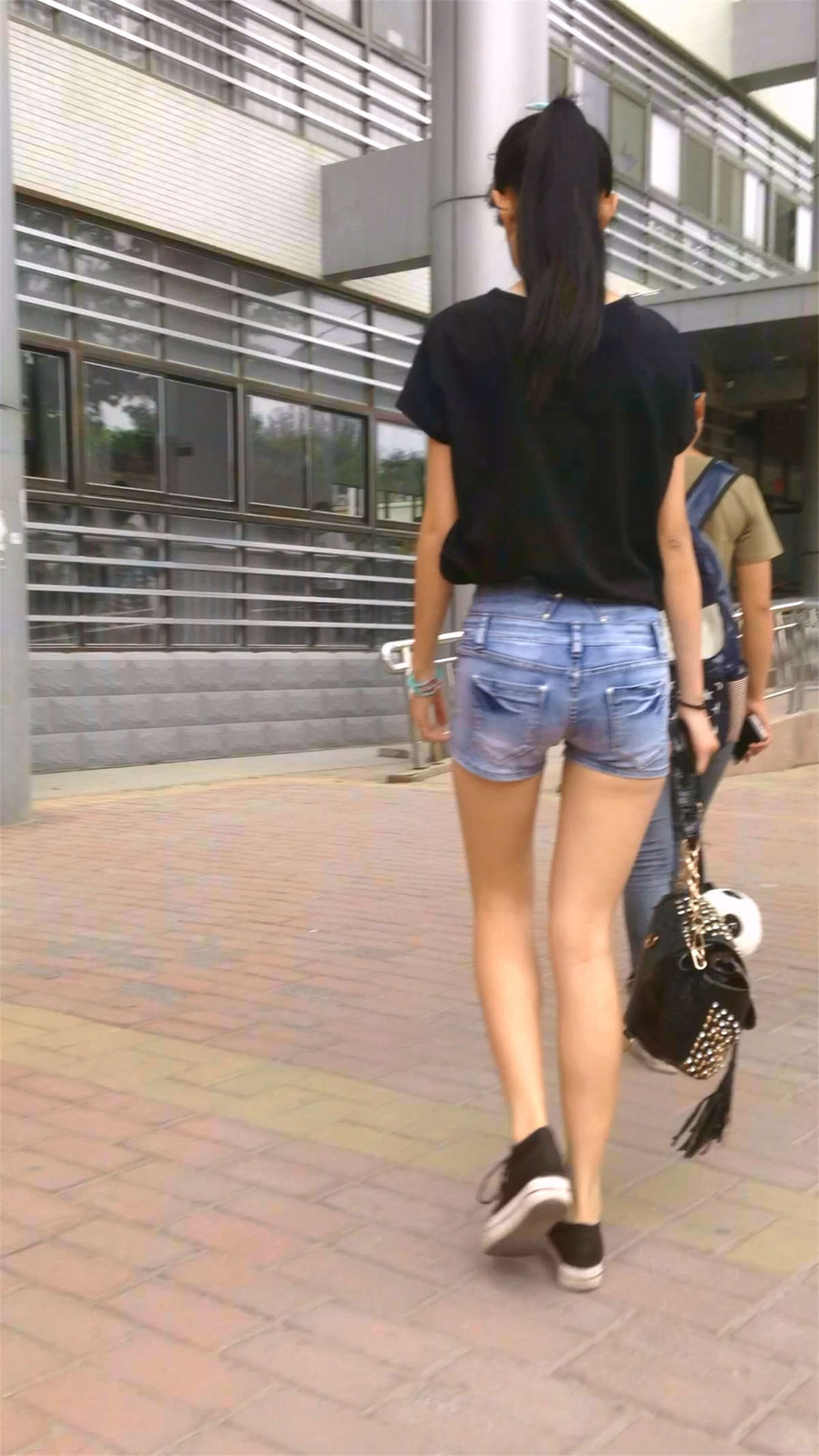 图片[2]-黑色T恤牛仔热裤马尾辫小姐姐-日更街拍