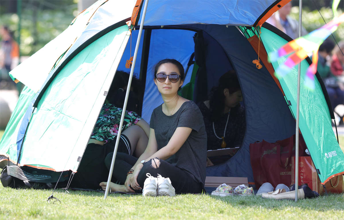 踏青公园街拍系列No.1159 为了拍好这双美足，就差闯入她们的帐篷了-日更街拍