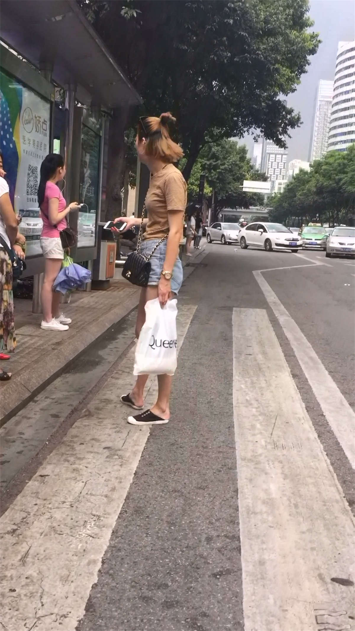 图片[2]-高腰牛仔热裤裸腿清纯美女-日更街拍