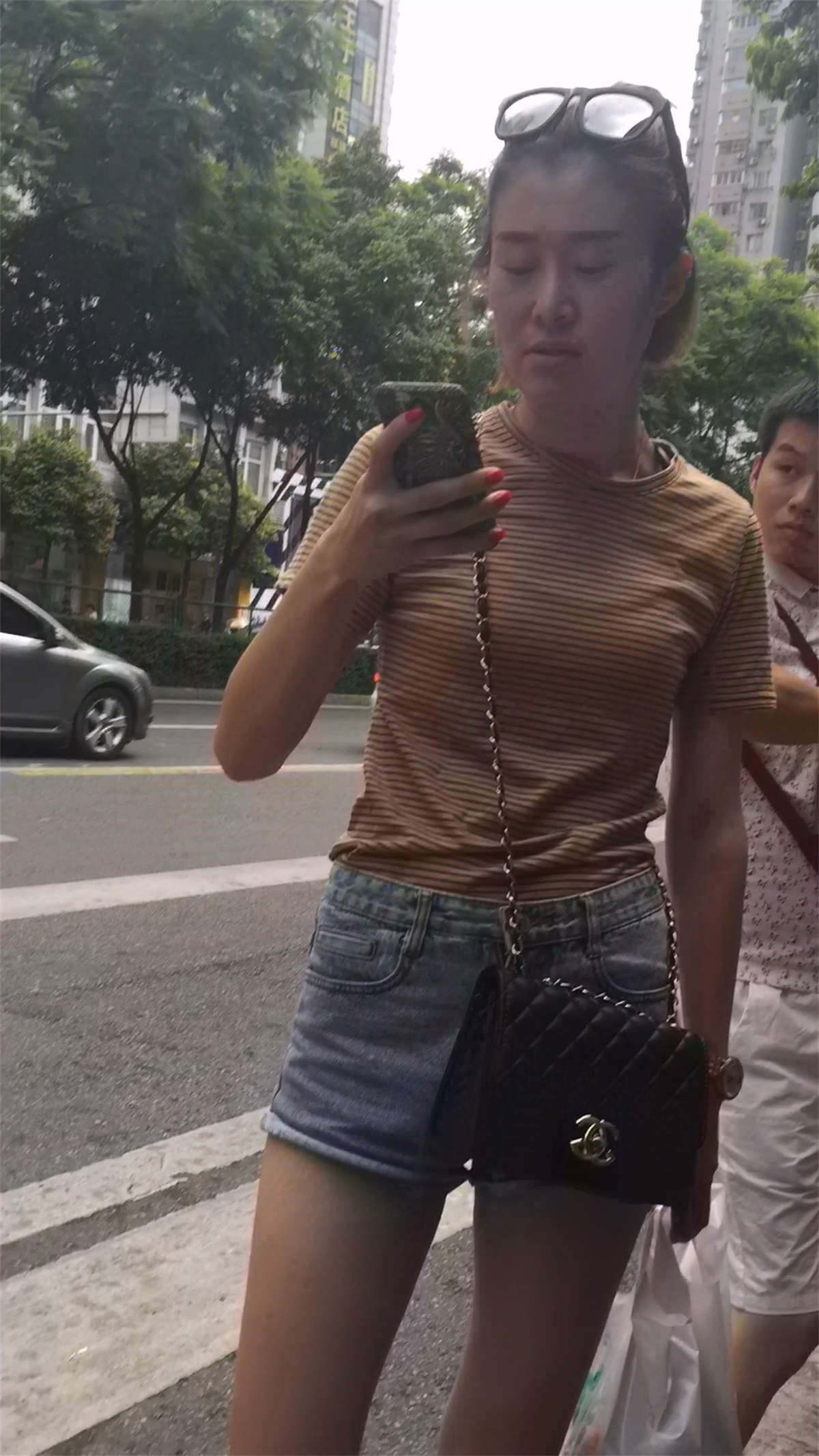 高腰牛仔热裤裸腿清纯美女-日更街拍