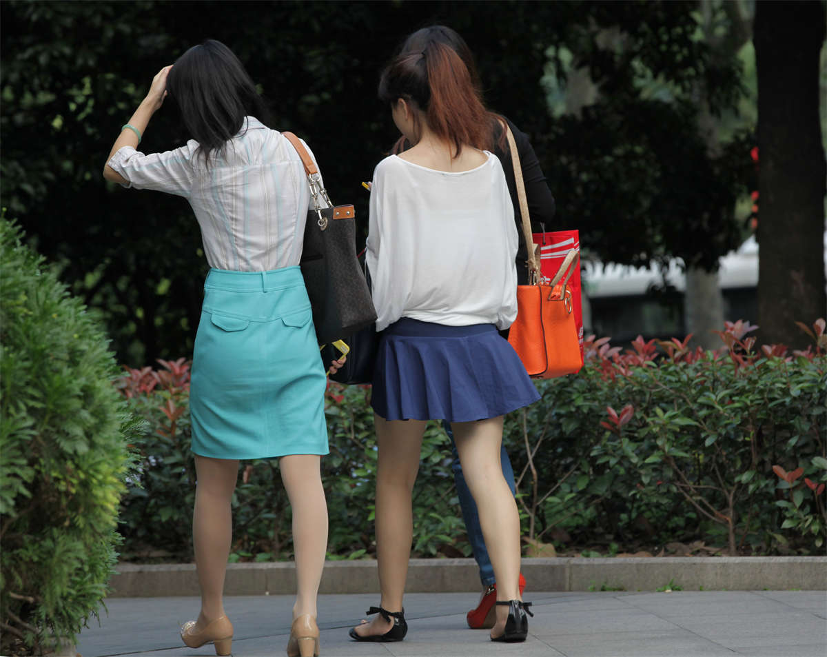 踏青公园街拍系列No.1377 同座三个女孩，二丝一裸，皆有看点-日更街拍