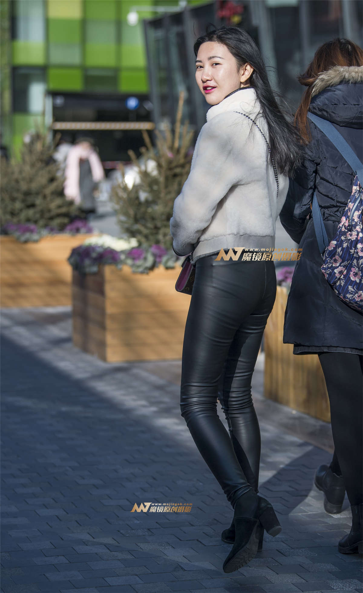 图片[2]-皮裤紧绷包美臀-日更街拍