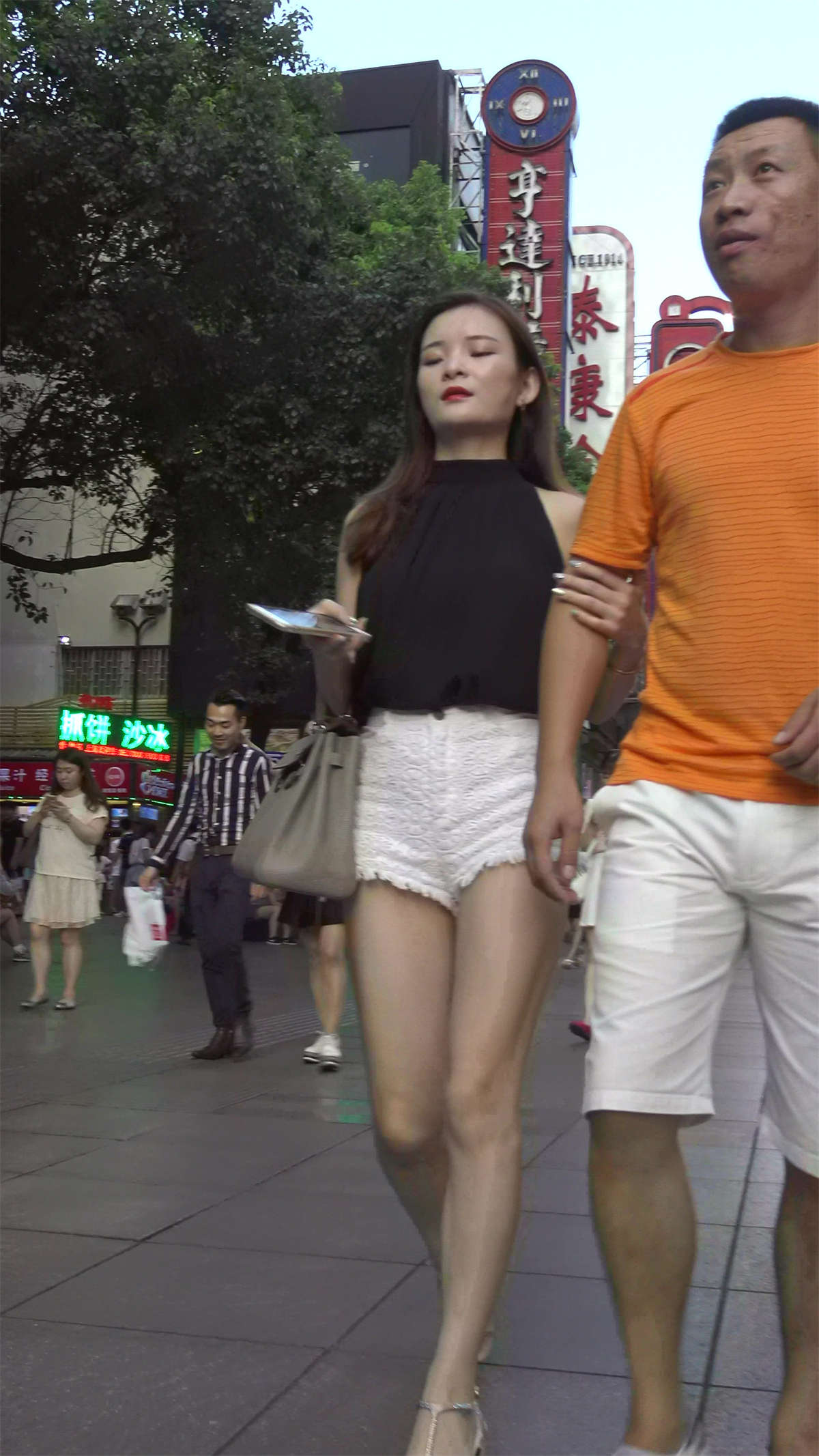 图片[2]-跟拍白短热裤标准身材美腿美女-日更街拍