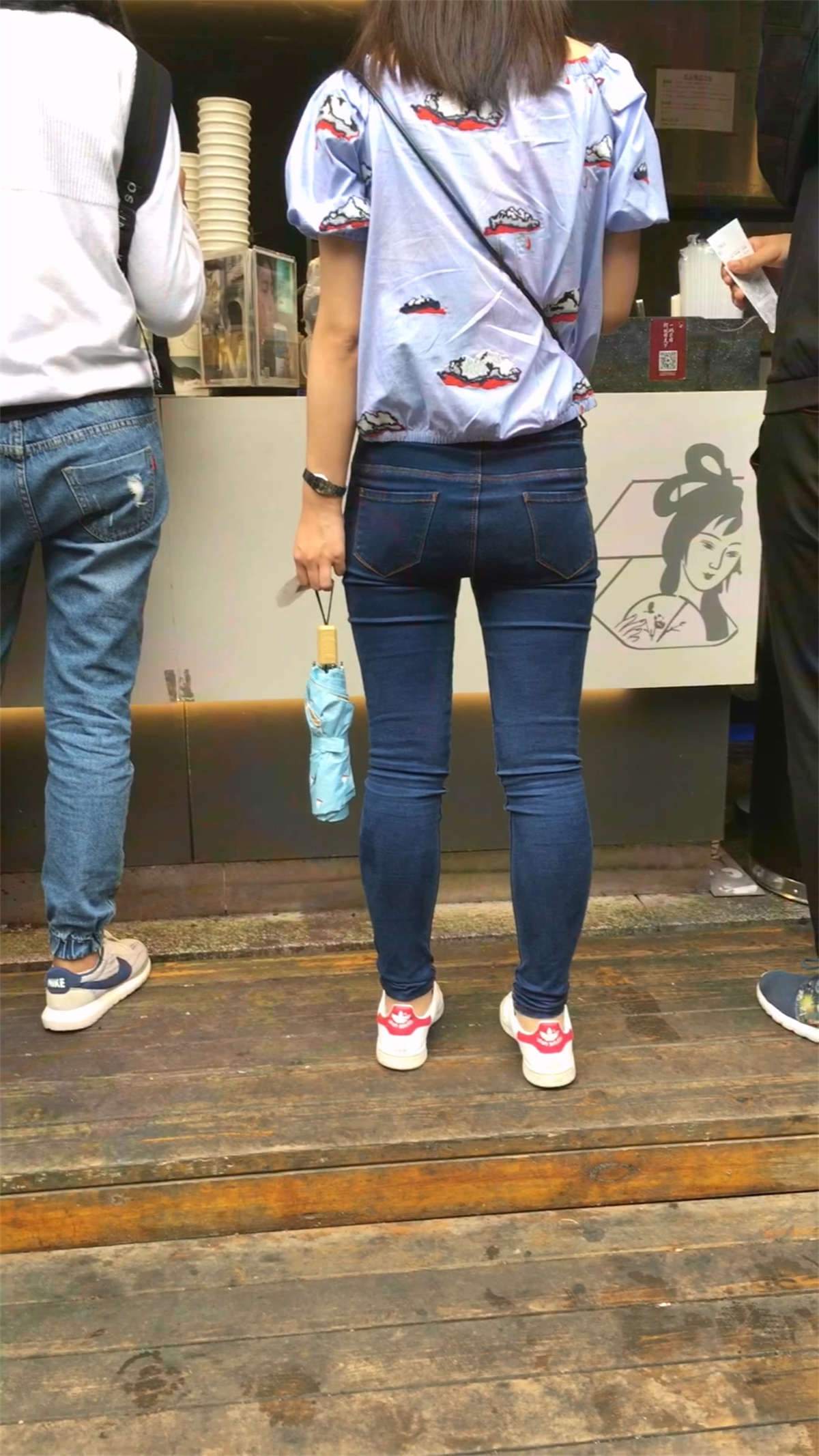 蓝色牛仔裤小美女-日更街拍