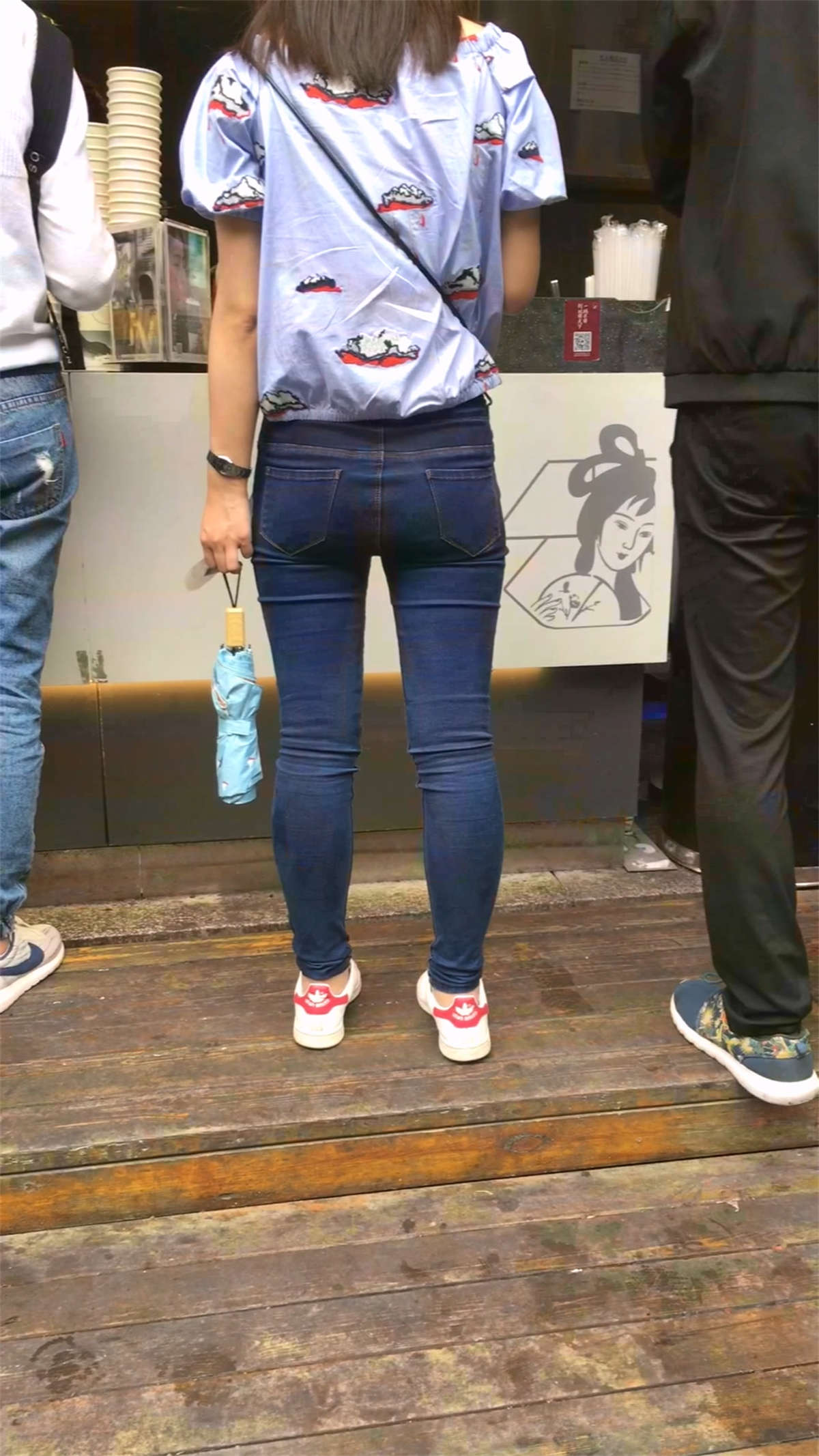 图片[2]-蓝色牛仔裤小美女-日更街拍