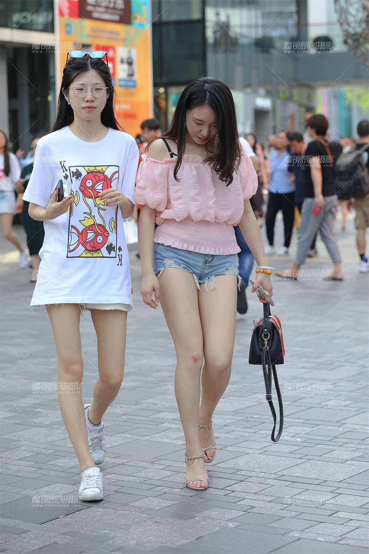 热裤，长腿好闺蜜-日更街拍