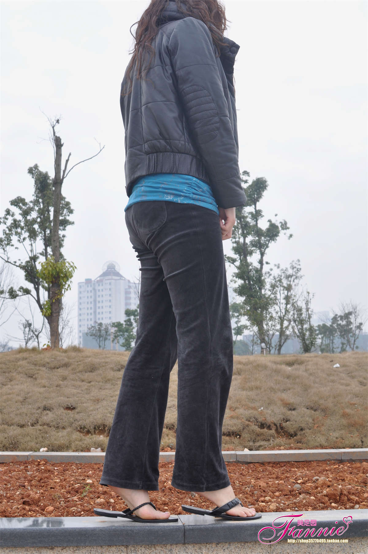 Fannie芬妮美足园NO.92-春江水暖“丫”先知（黑色人字拖）-日更街拍